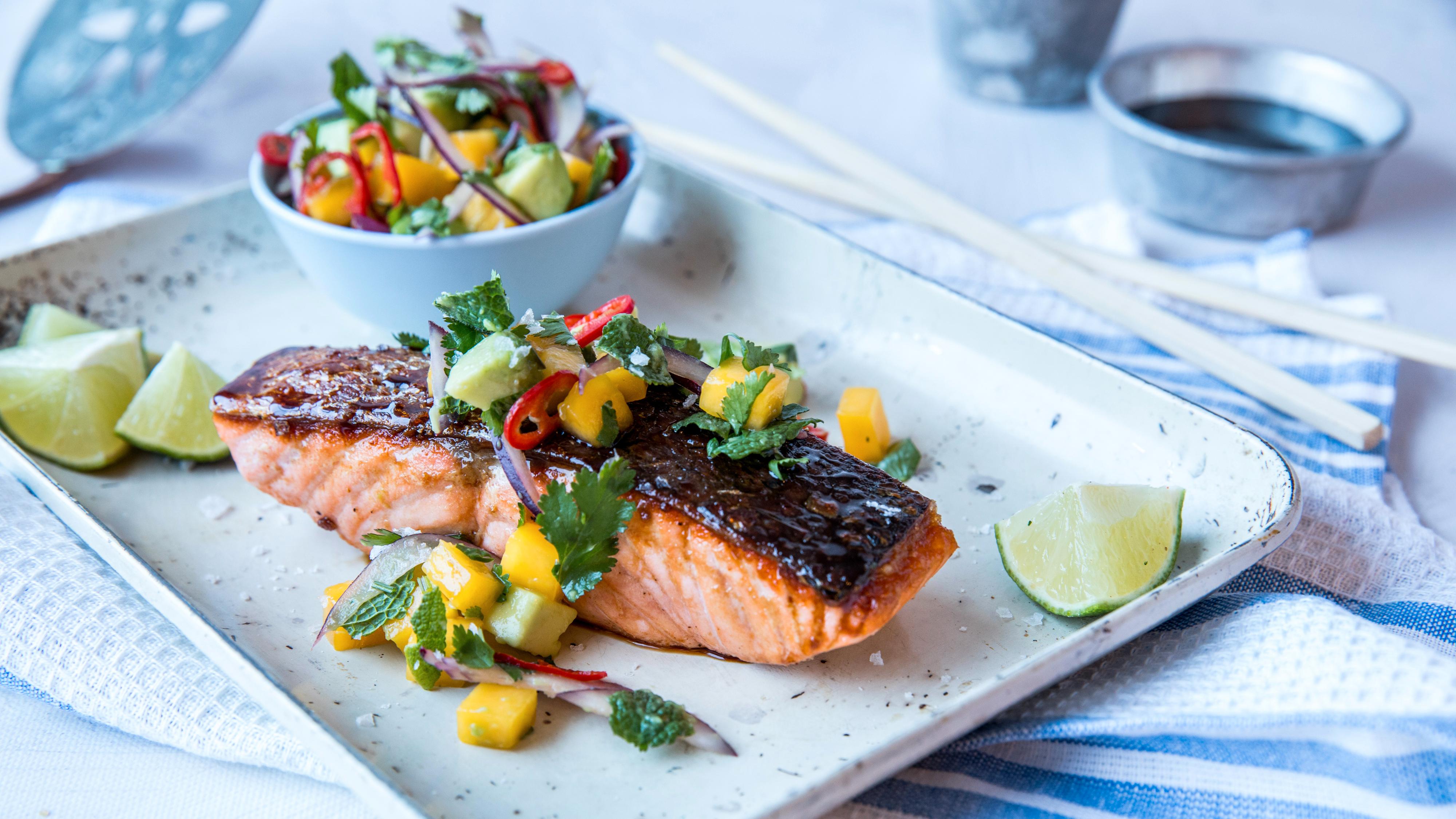 Stekt laks med avokado- og mangosalat