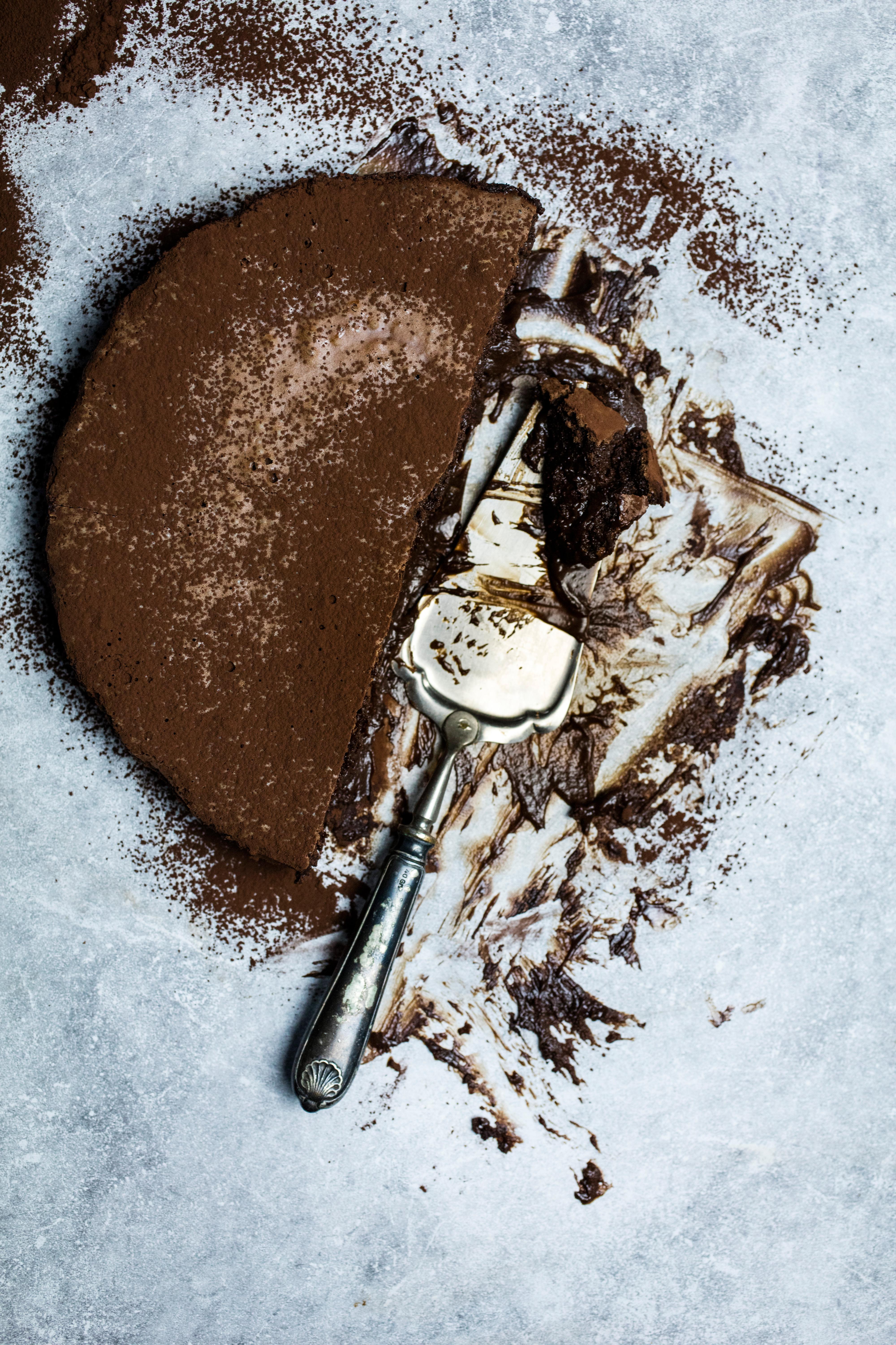 Vend kaken over på et fat og dryss over kakao eller melis.