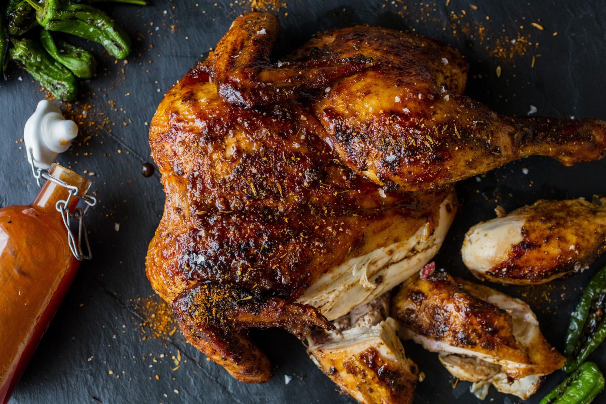 Pensle den ferdige kyllingen med litt ekstra BBQ-saus, dryss over litt flaksalt og server mer saus ved siden av.