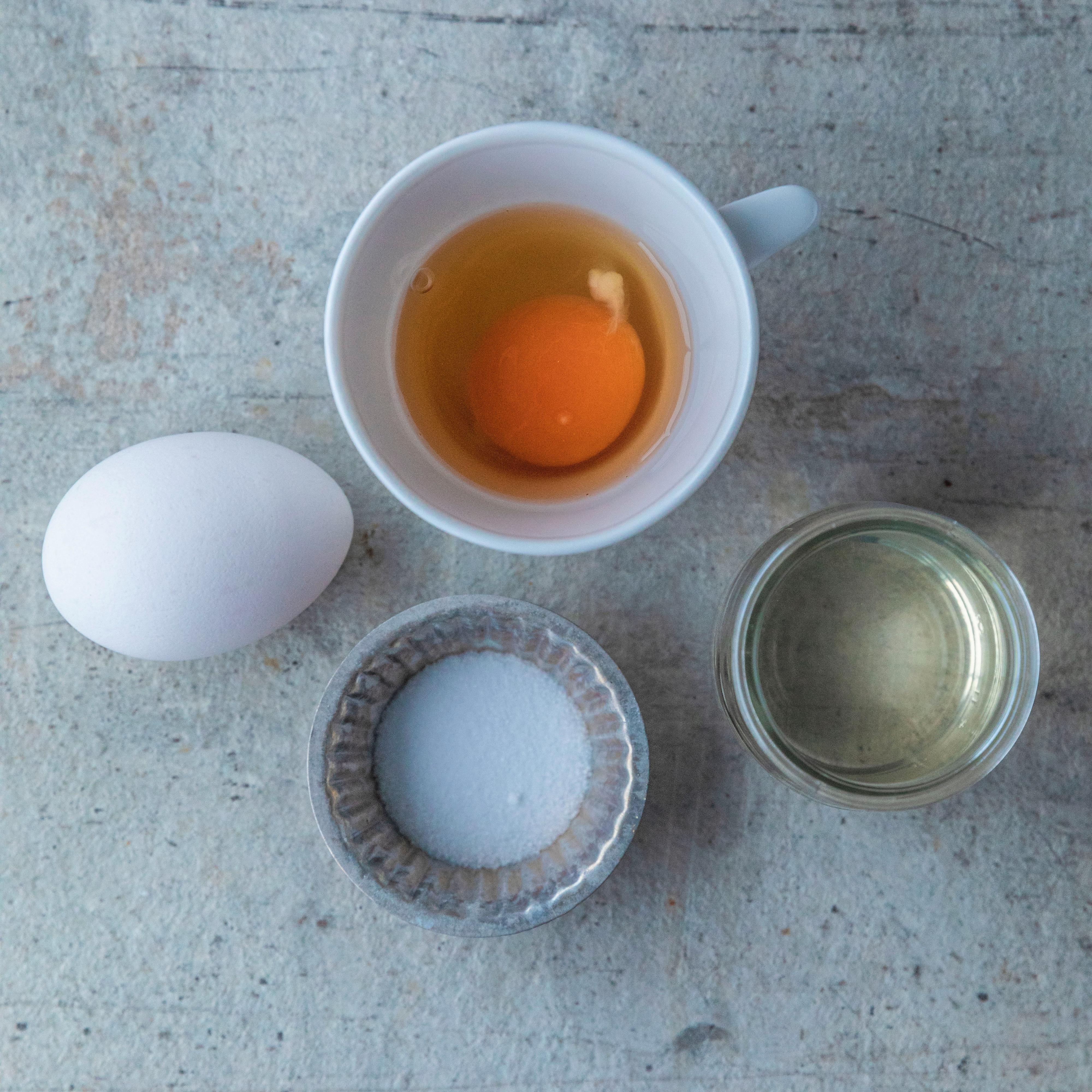 Pass på at eggene som skal posjeres er ferskest mulig, hvis ikke vil hviten flyte utover.