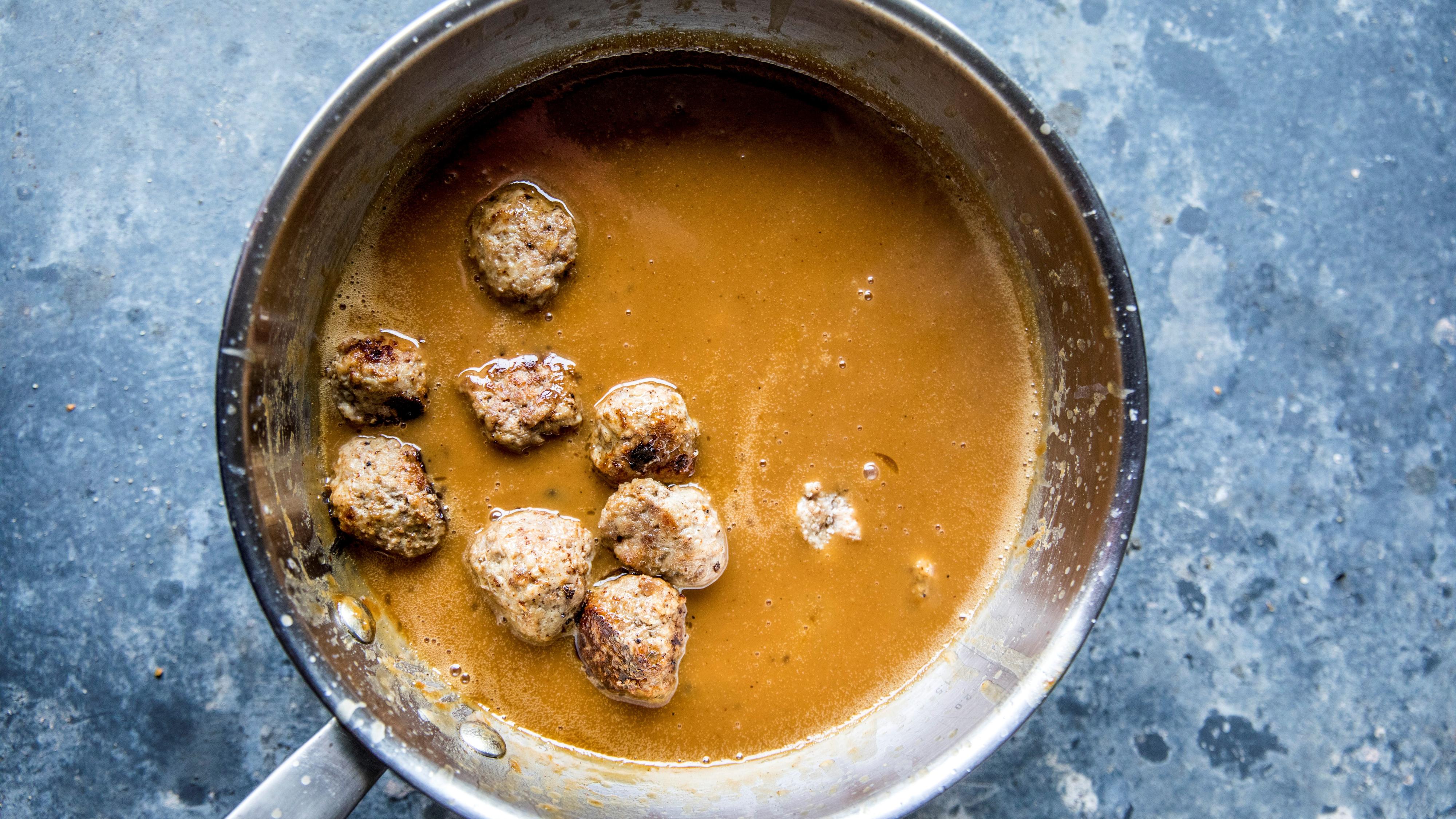 Legg kjøttbollene over i sausen - og la de kose seg på svak varme frem til servering.