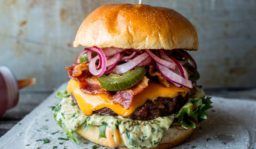 Burger med avokado- og limemajones