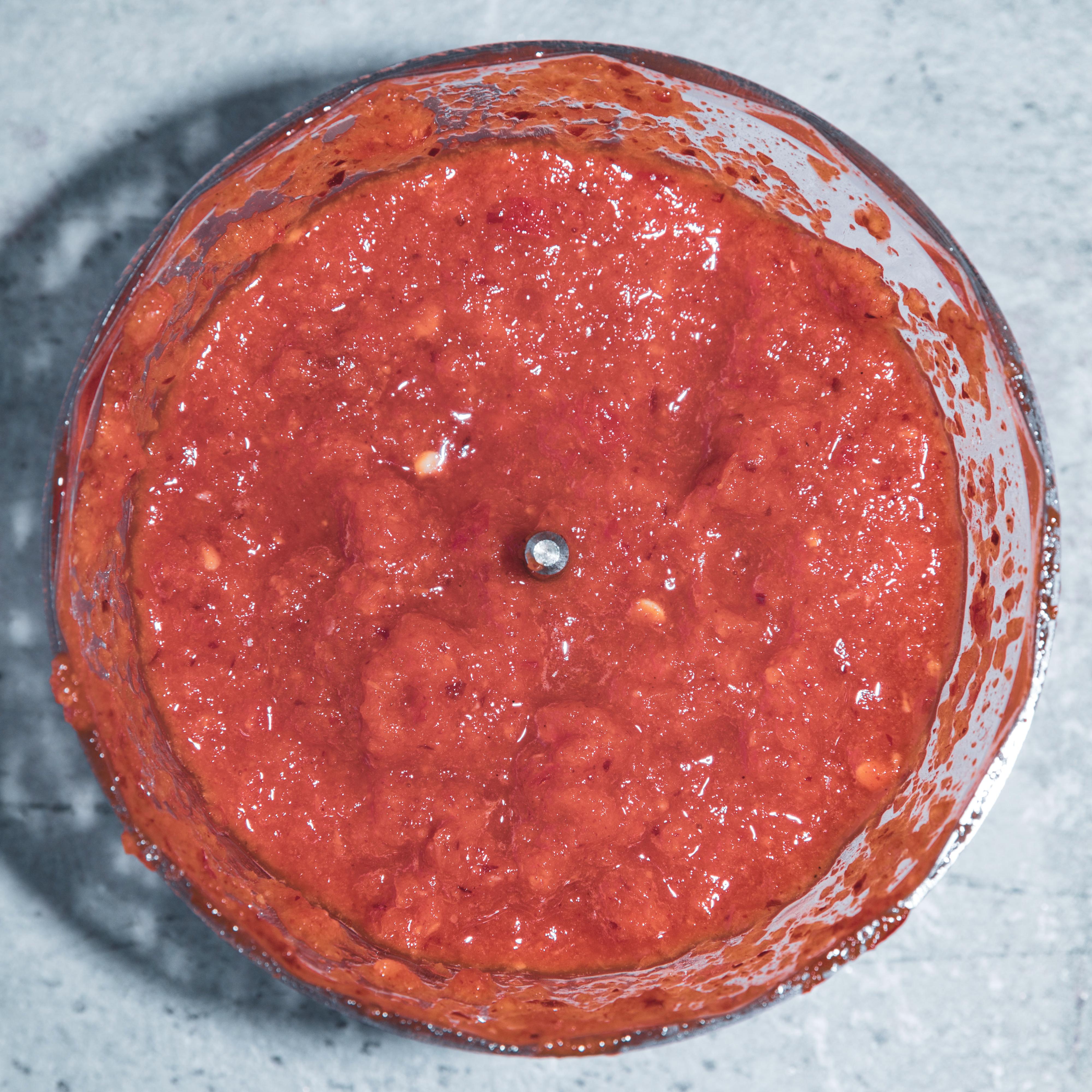 Kjør chili, chiliflakes, løk, hvitløk, sukker, ingefær og fiskesaus i en hurtigmikser til en jevn blanding.