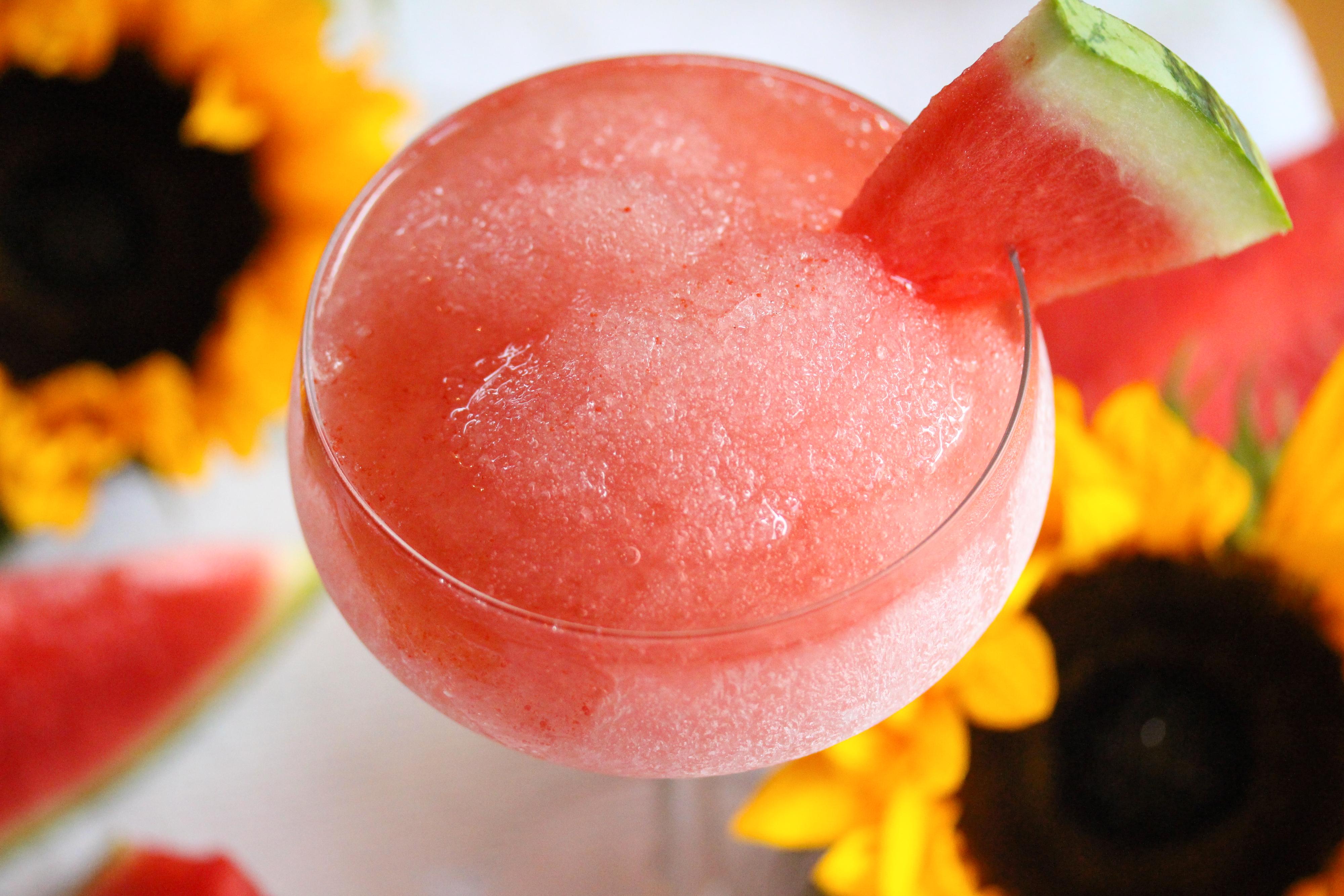 Kjør blandingen raskt sammen i blenderen så du får en tykk slush. Øs opp slushen med spiseskje i cocktailglass, pynt hvert glass med en skive fersk vannmelon og server straks.