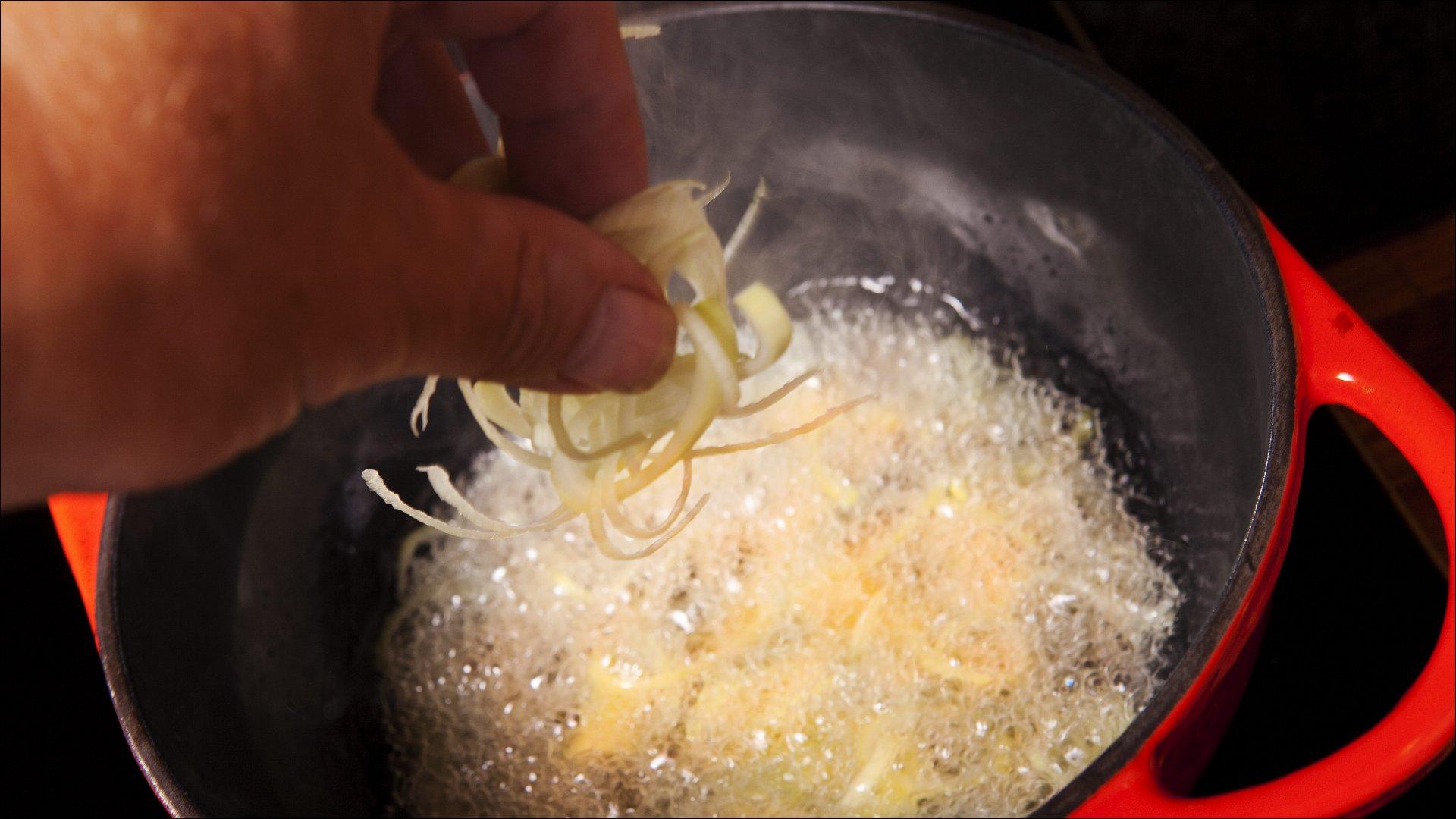 Finsnitt purreløken og fritér i olje. Ta opp purreløken når den blir sprø og brunfarget. Legg den på kjøkkenpapir for fettavrenning.