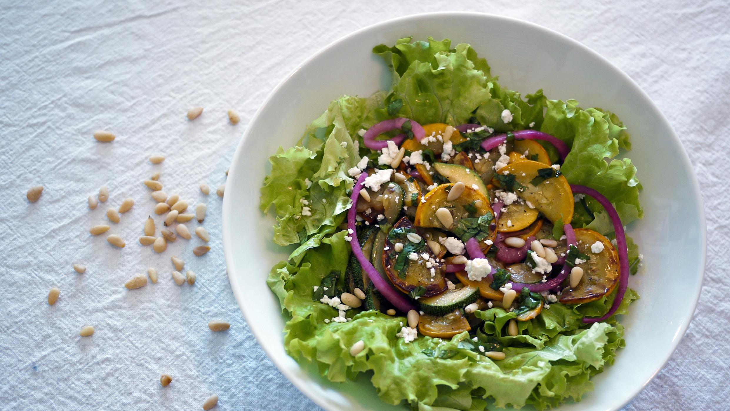 Salat med squash, syltet rødløk og feta
