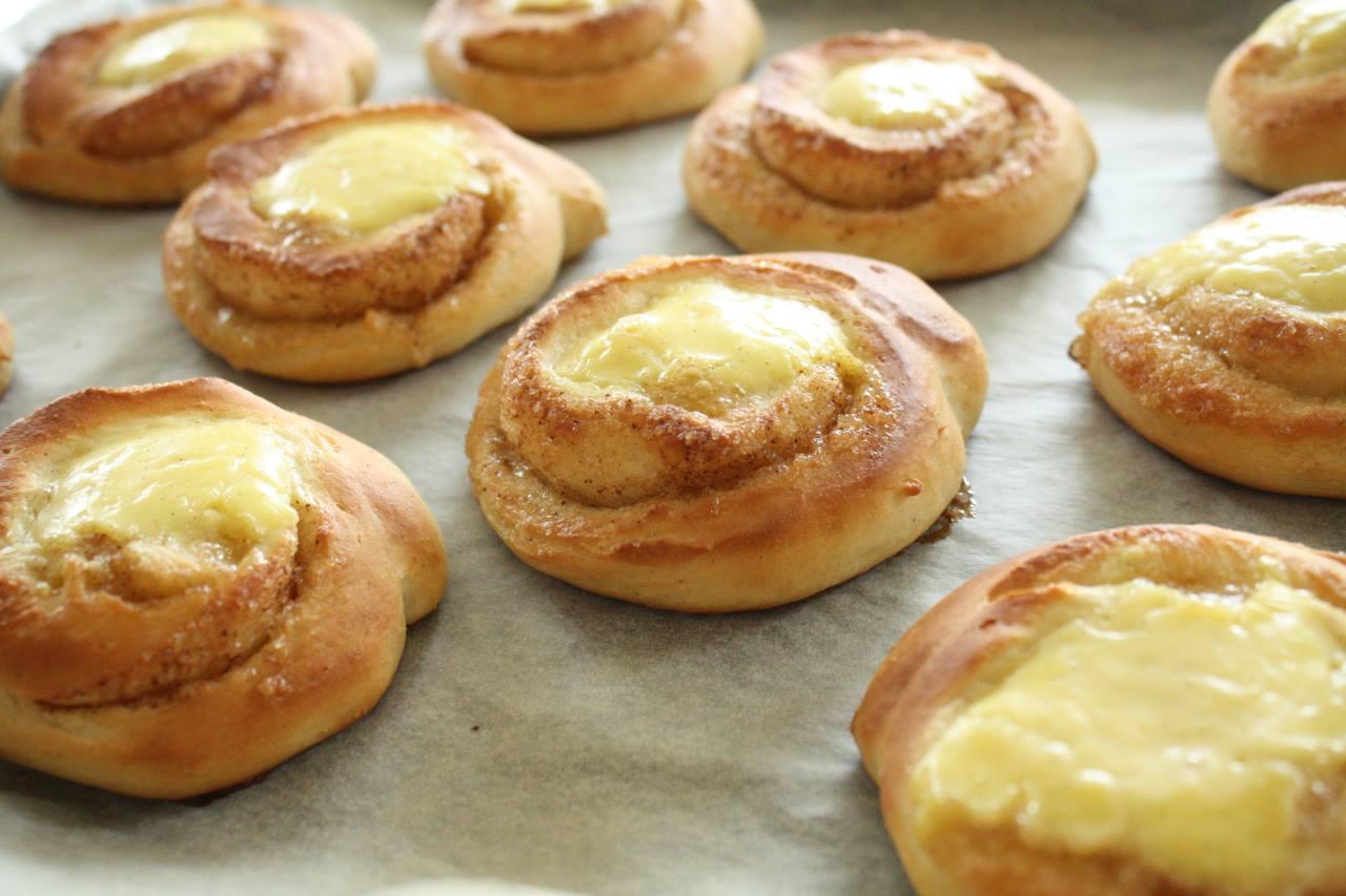 Solskinnsboller på bakebrett med bakepapir