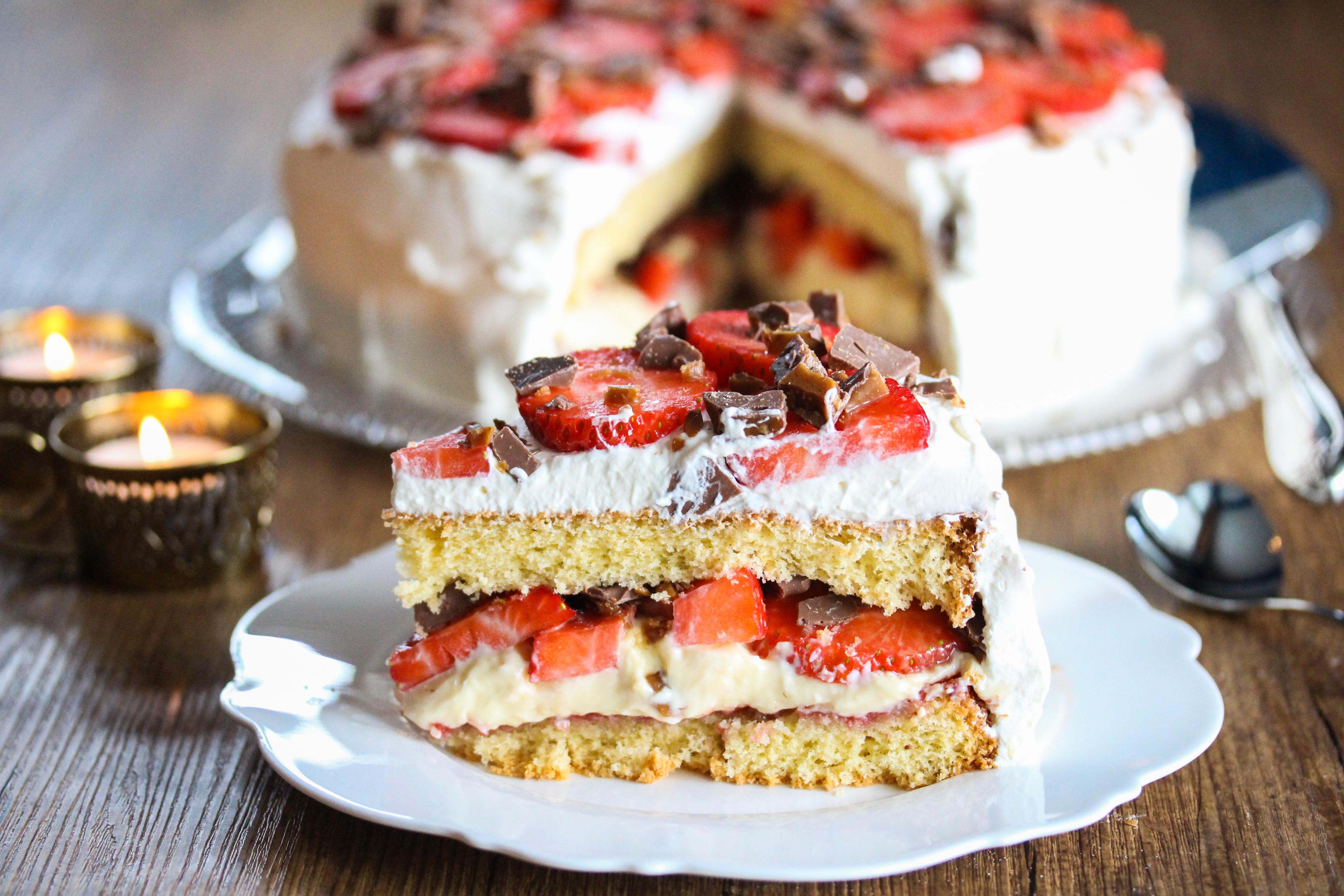 Fyll og pynt kaken etter ønske. Det er for eksempel veldig deilig med fløtekrem, vaniljekrem, friske jordbær og hakket Daim.