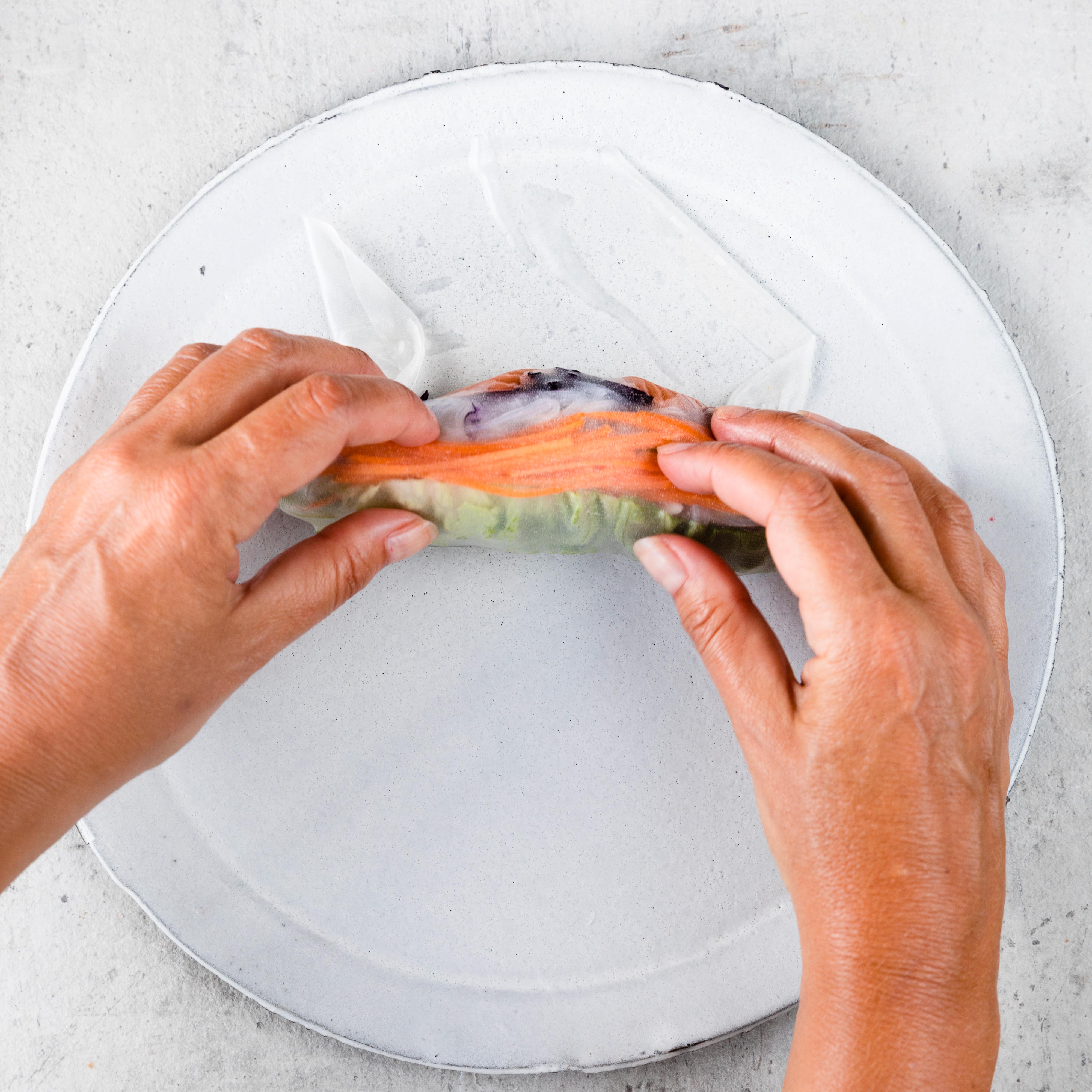 Pakk rispapiret stramt rundt fyllet. Brett inn sidene og rull sammen. Dekk til de ferdige rullene med et fuktig kjøkkenhåndkle mens du lager resten.