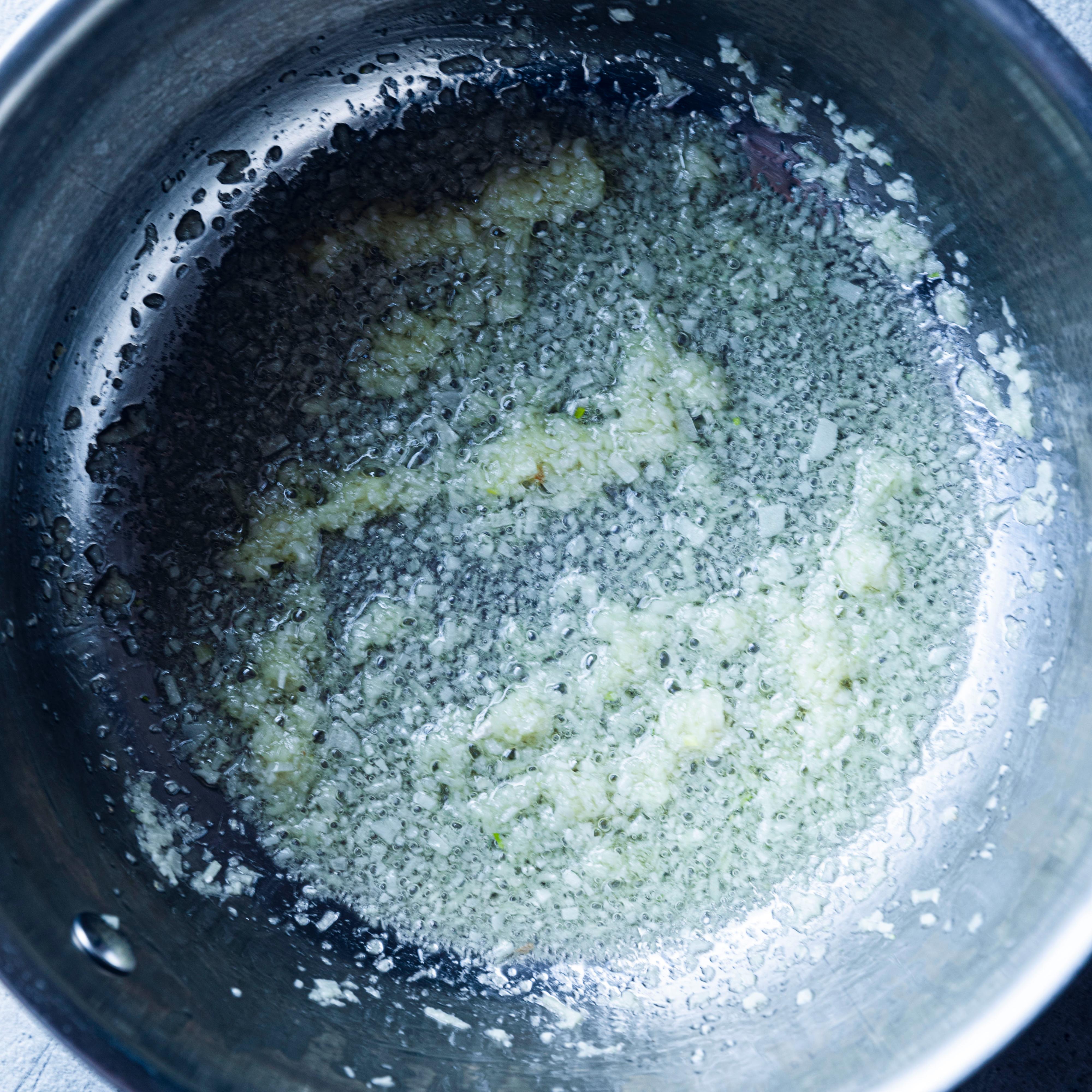 Fres ingefær og hvitløk i en god klunk med olje. La det frese et par minutter under omrøring over middels sterk varme.