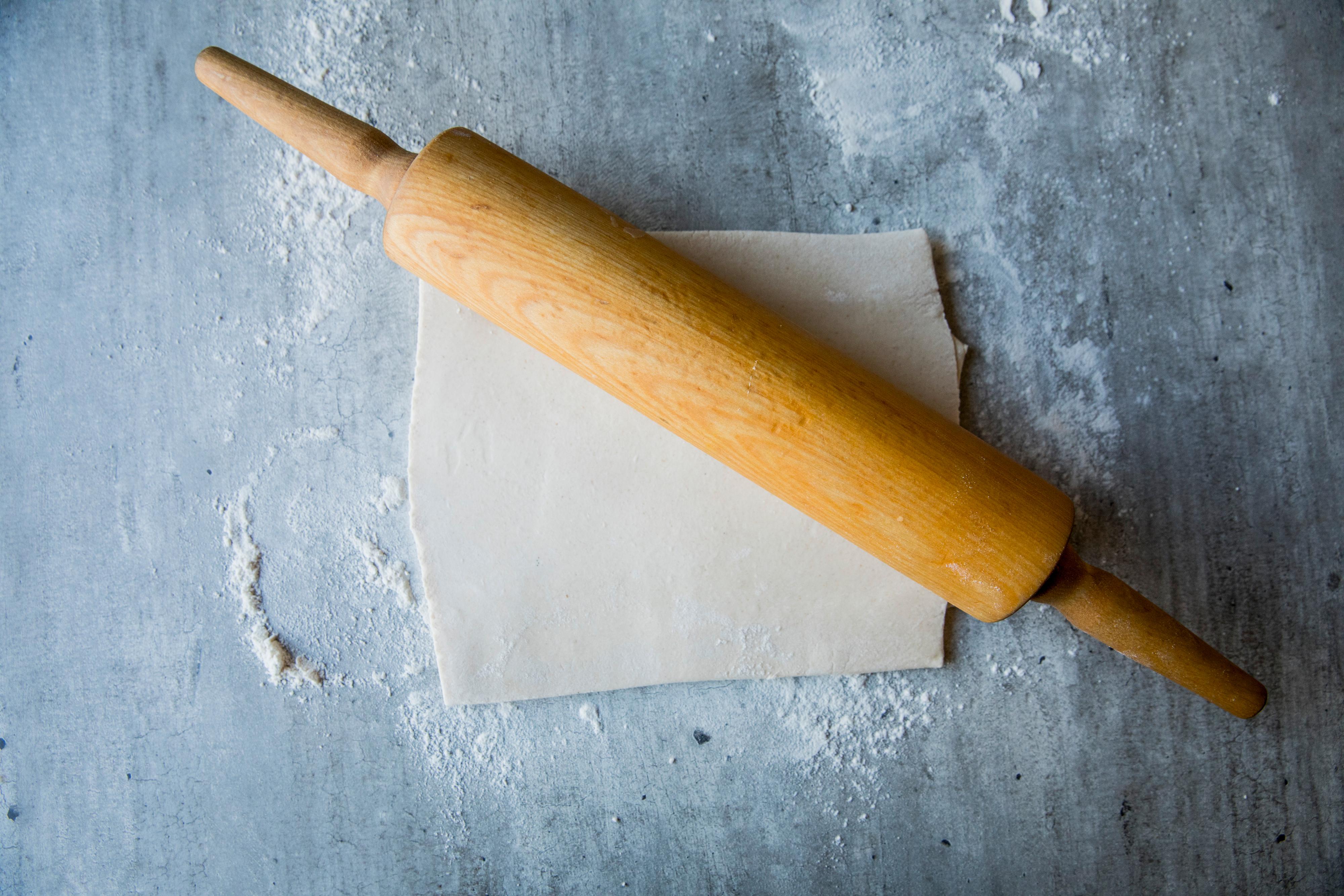 Kjevl ut butterdeig og skjær ut en sirkel med 24 cm i diameter. La gjerne leiven få hvile i kjøleskapet mens du forbereder resten.