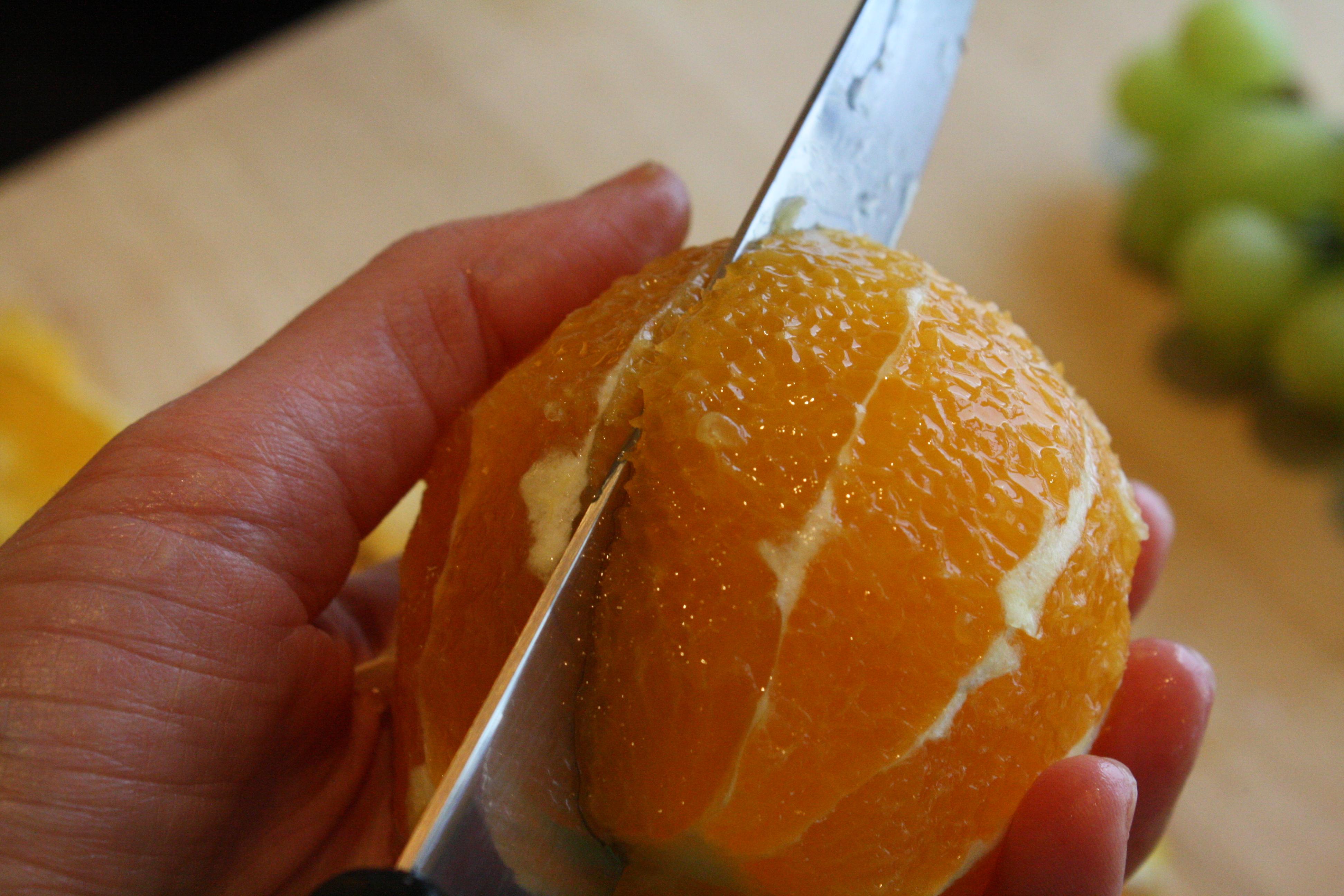 Del frukten opp i like biter. Start med å skjære ut fileter av sitrusfrukt og del epler og pærer til slutt