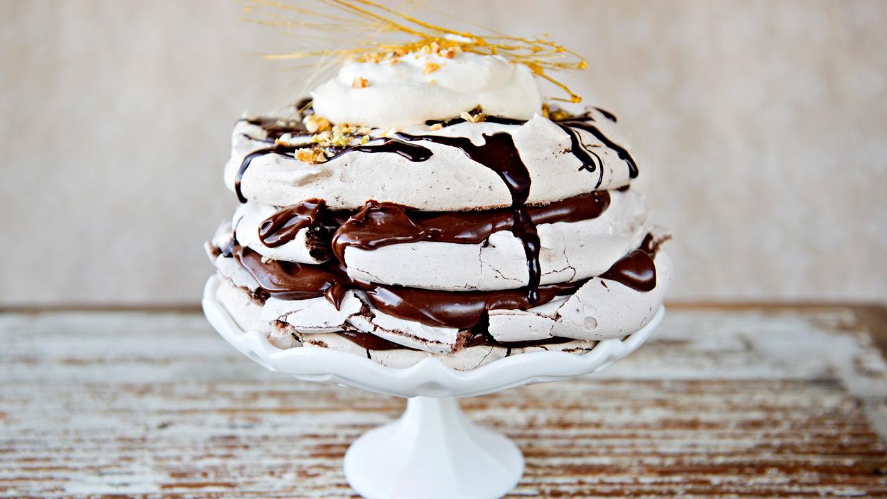 Sjokoladepavlova med sjokoladekrem og krokan