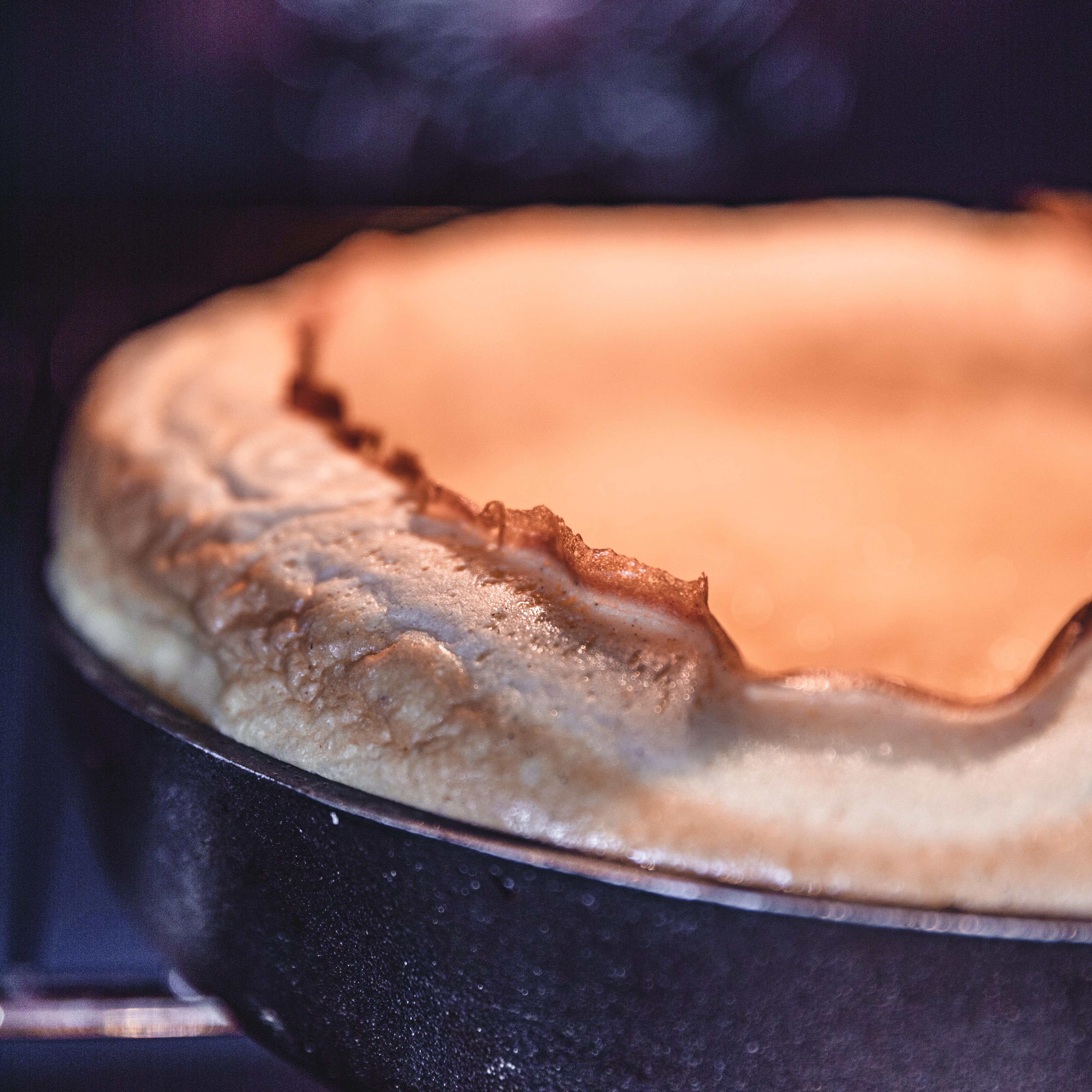 Stek pannekaken i cirka 20 minutter - til kantene er hevet og gylne. Det skal bli en fordypning i midten, men hvis pannekaken ikke virker ferdigstekt i midten kan du senke temperaturen til 180 grader og la den stå 5 minutter til.