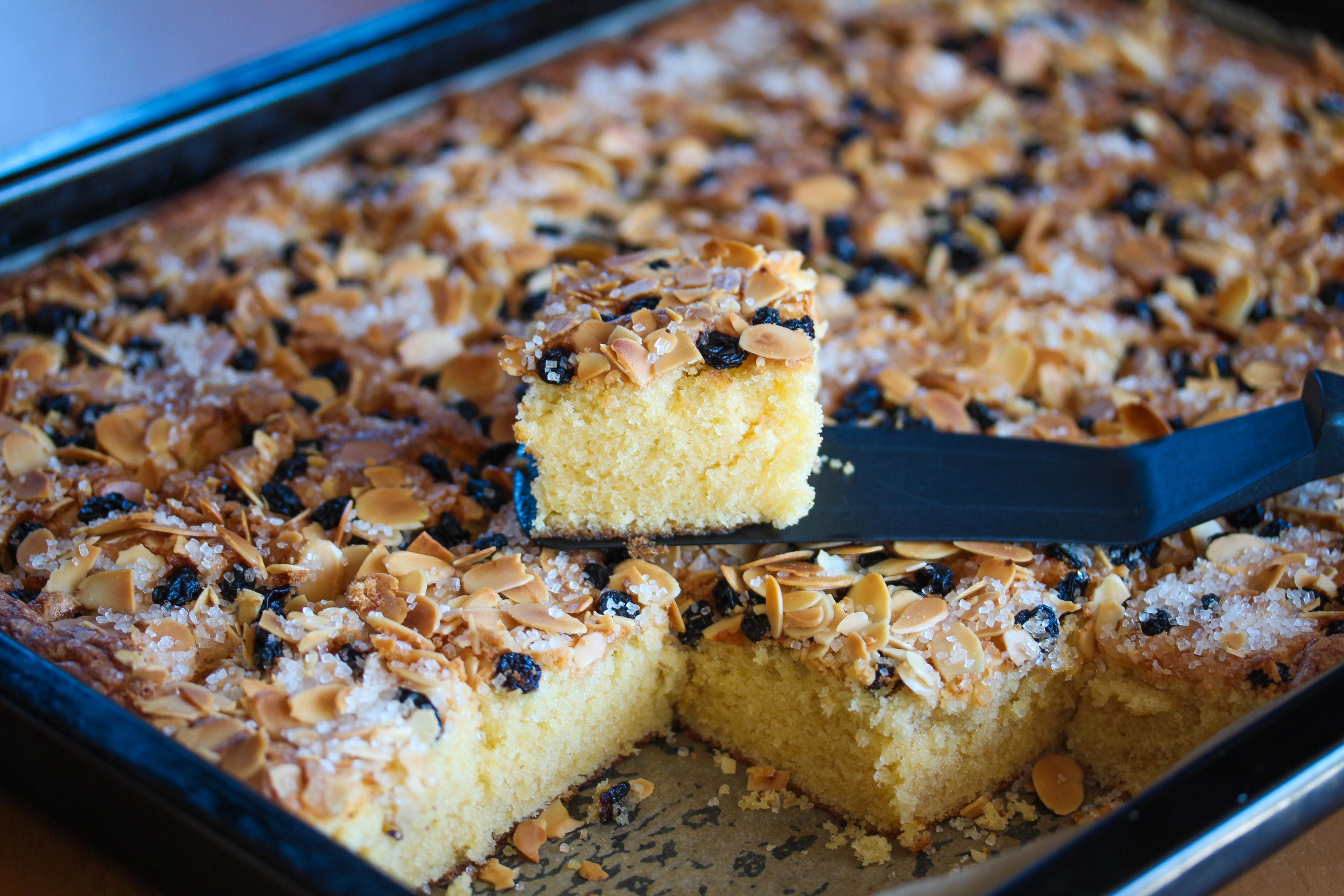 Avkjøl kaken i formen. Del kaken i opp i firkanter eller snipper og løft kakestykkene ut av langpannen med en stekespade