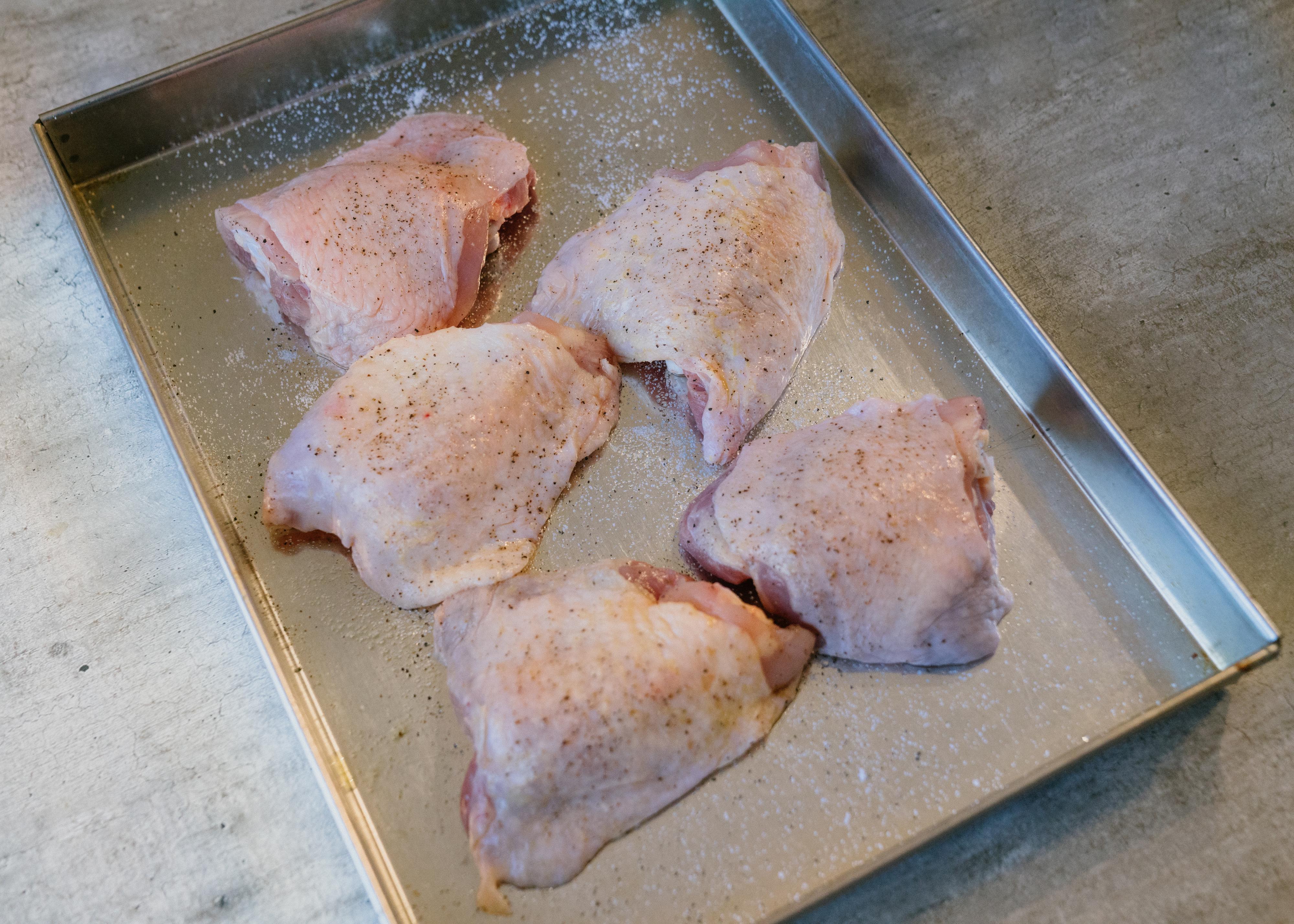 Legg kyllingen over i en stor ildfast form og krydre med salt og pepper. 