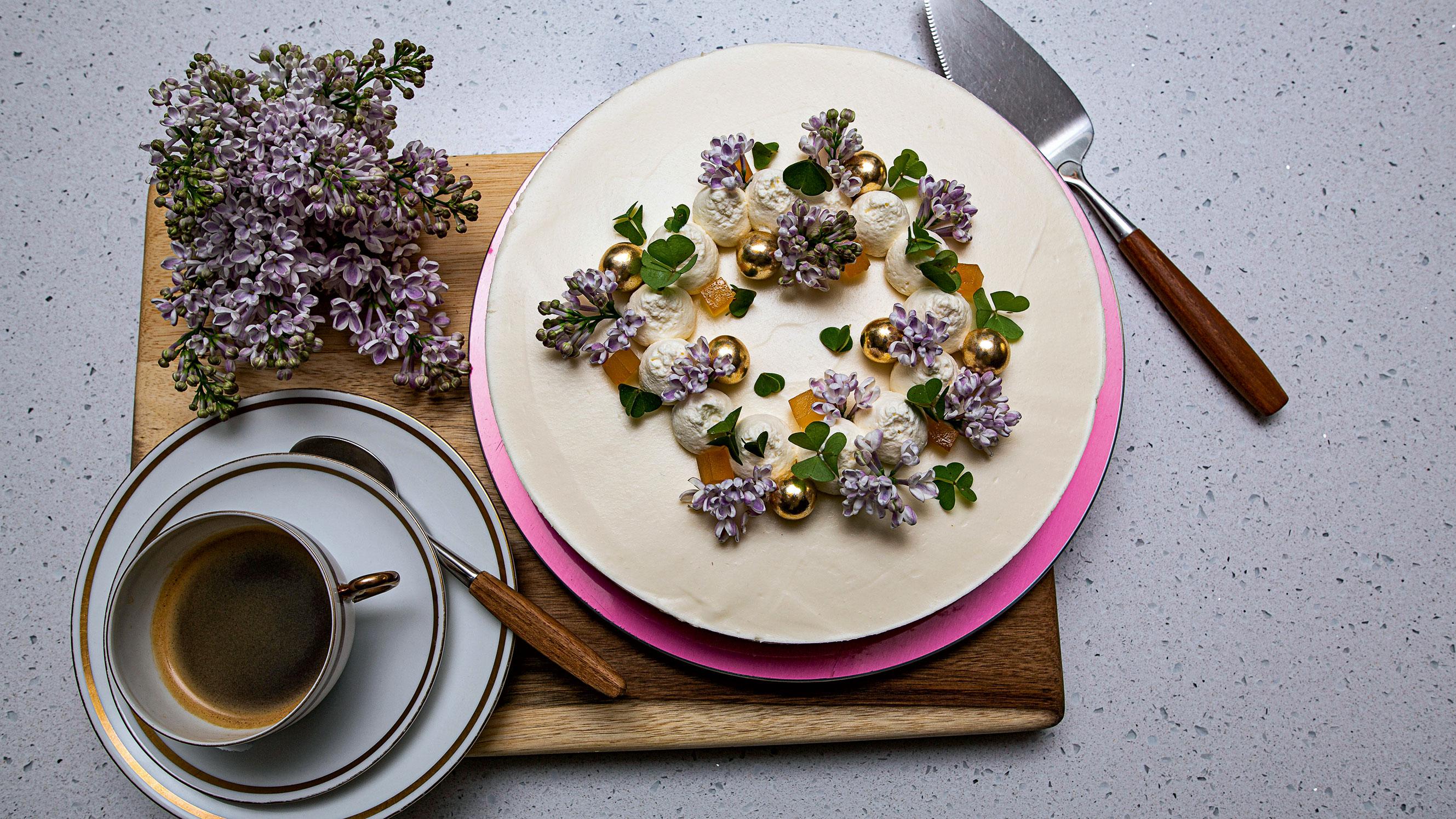 Ostekake med syrin og ingefær