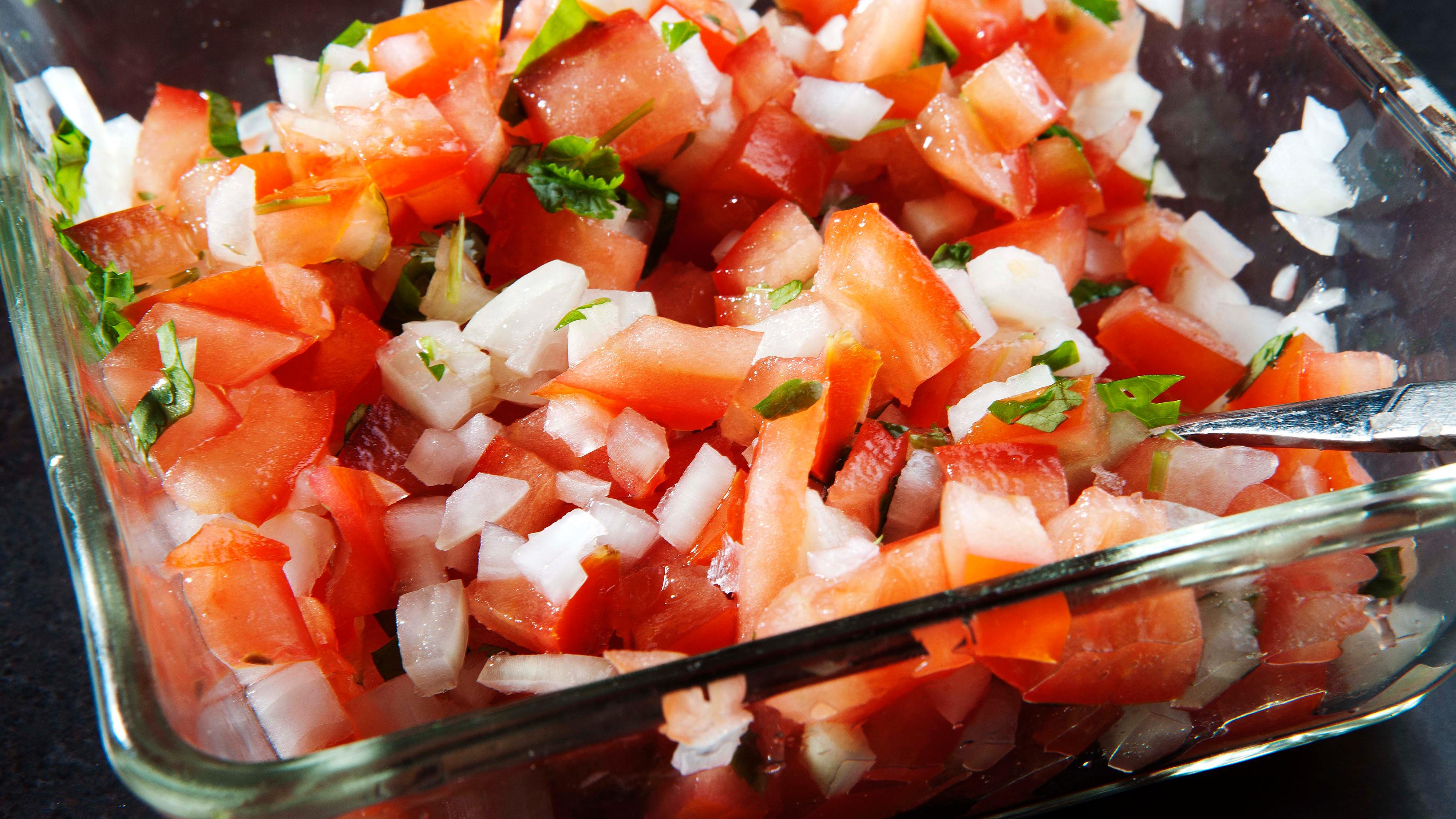 For tomatsalsaen: Del opp tomatene i båter, bruk en skje til å fjerne den bløte tomatkjernen. Skjær tomatkjøttet i små terninger. Del opp løken i tilsvarende terninger og bland sammen med finhakket hvitløk. Ha over limesaft og hakket frisk koriander. Sett kjølig til bruk.
