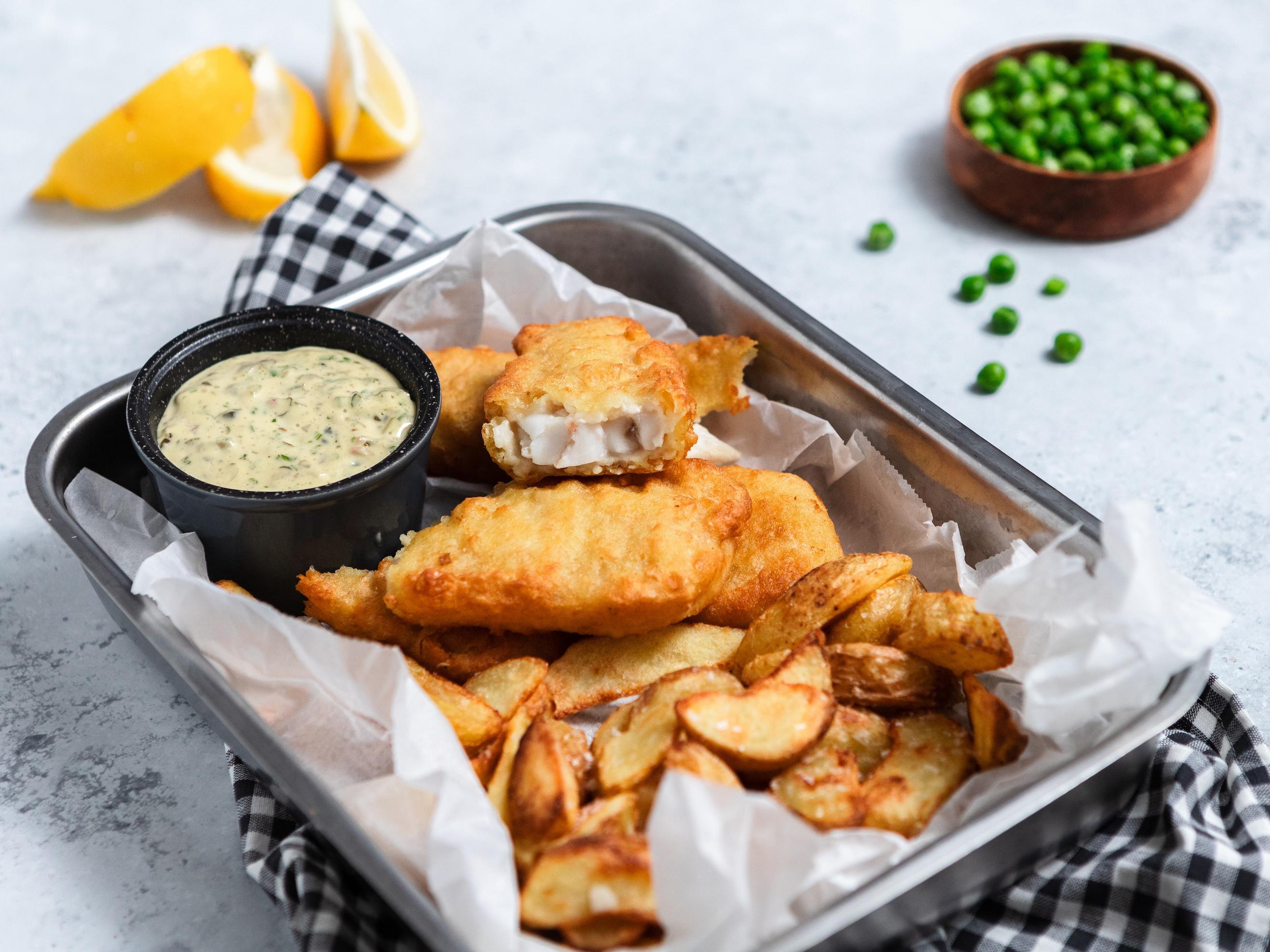 Fish and chips - fritert torsk og ovnsbakte poteter