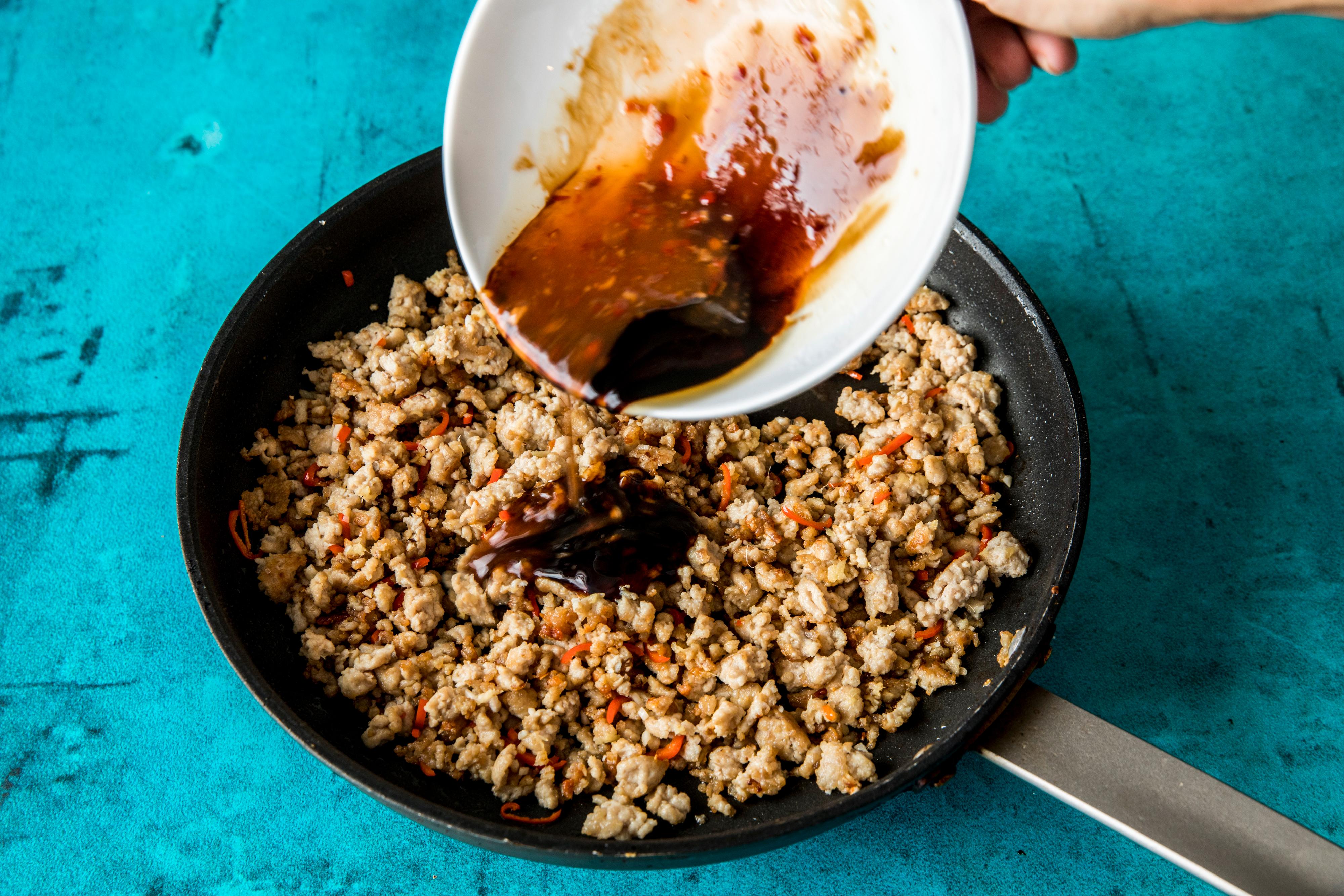 Hakk den opp underveis i stekingen og stek til bitene blir gylne og litt «sprøstekte». Tilsett ingefær, hvitløk og chili og la det frese godt under omrøring i et par minutter.