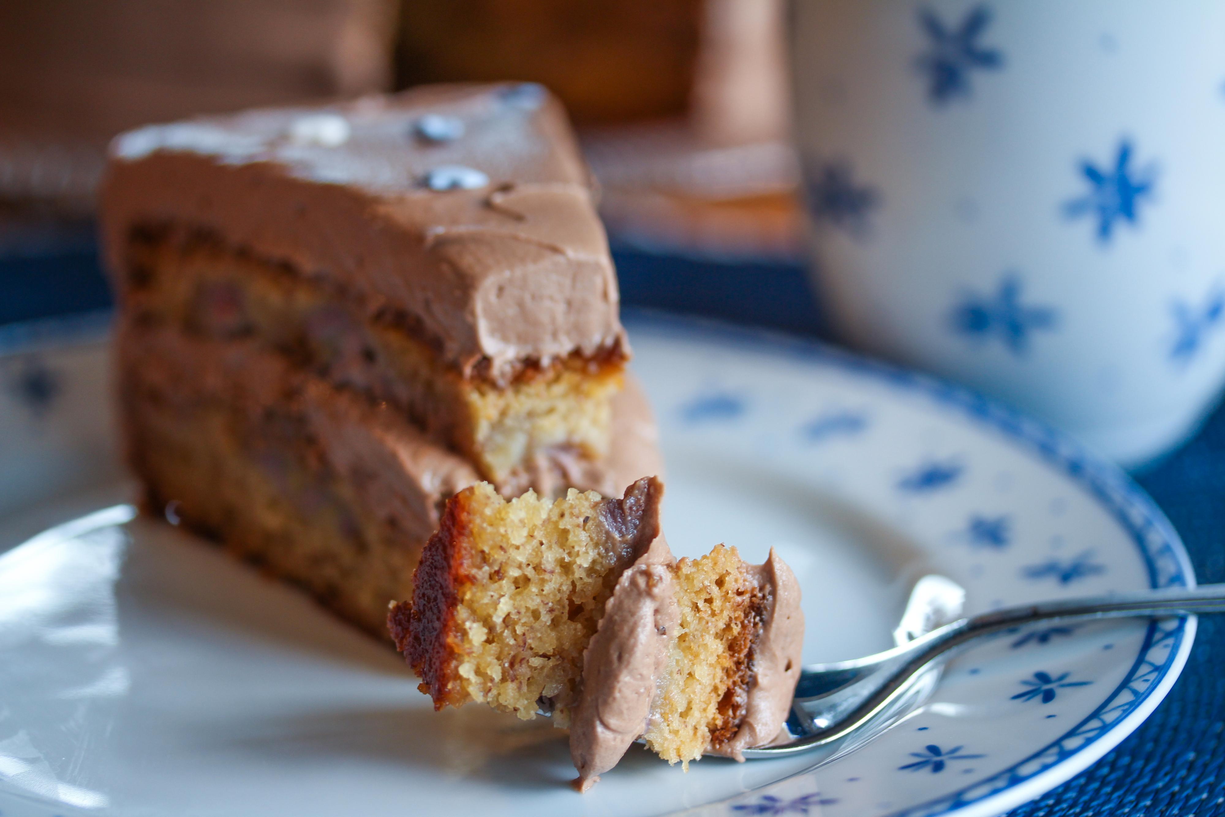Fyll kaken med halvparten av sjokoladekremen og fordel resten av kremen rundt og oppå kaken. Pynt kaken med kakestrøssel eller annen pynt du liker.