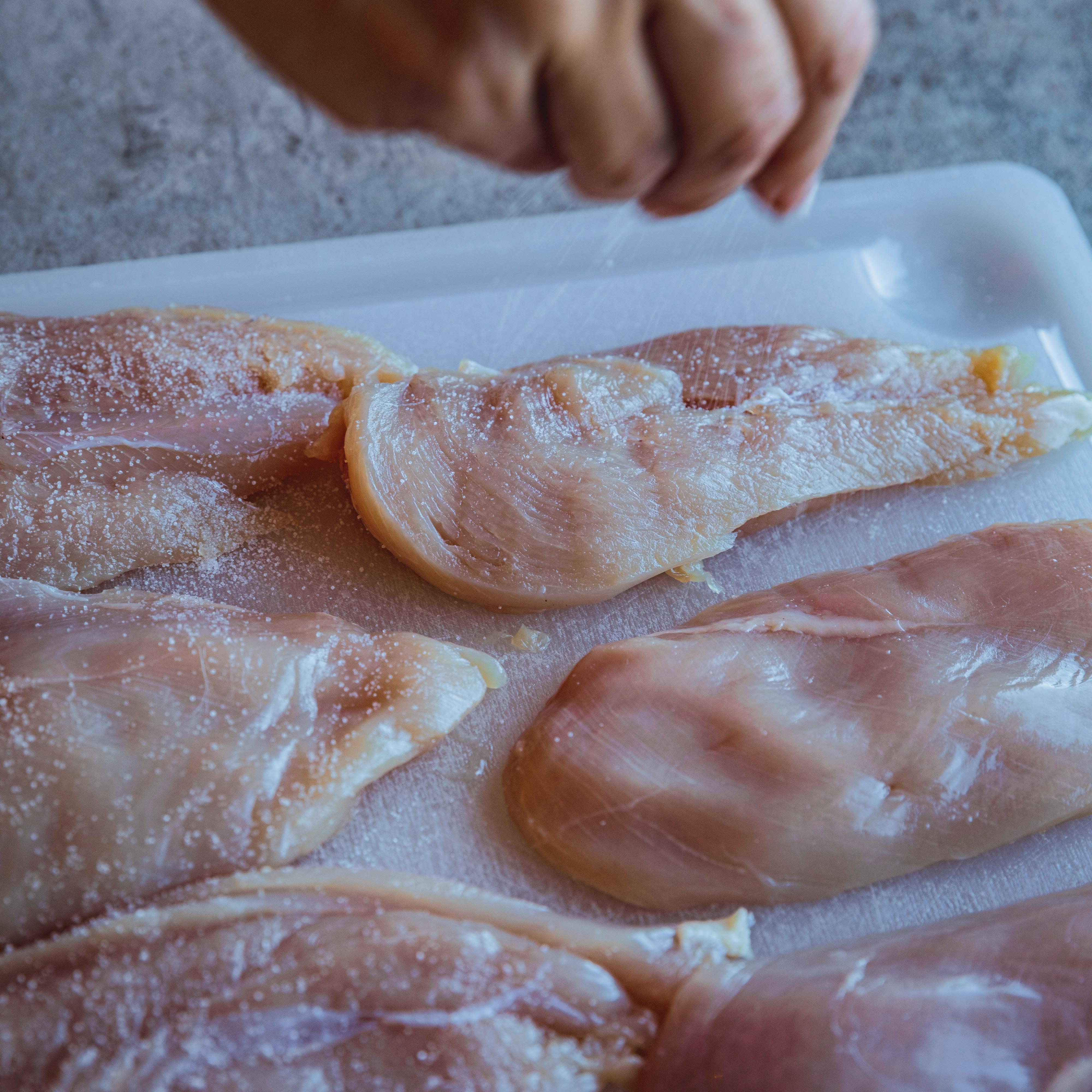 Del kyllingfiletene i to på langs og krydre med salt og kvernet pepper.