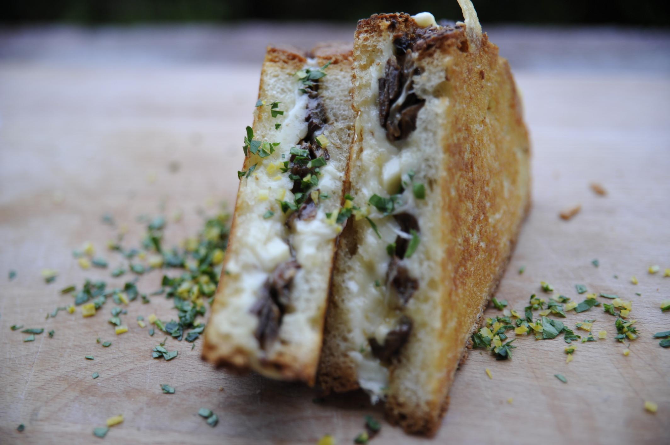 Ostesmørbrød med steinsopp