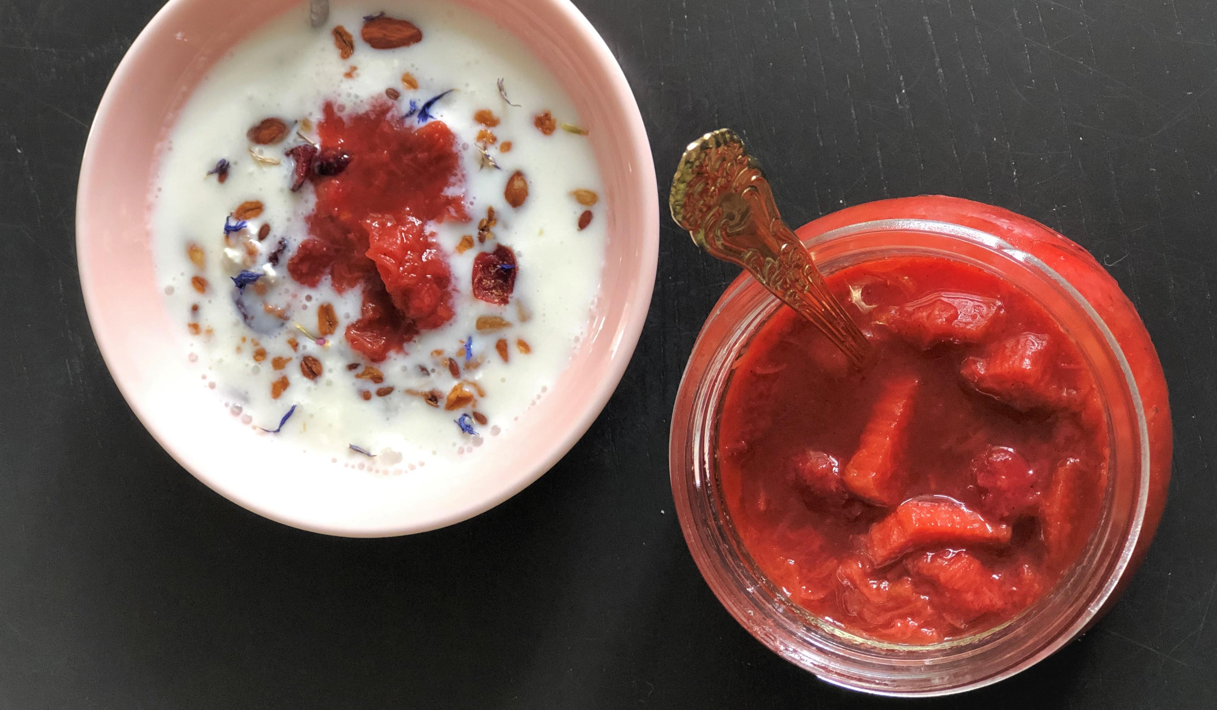 Ha i et nyvasket glass og kjøl ned. Smaker utmerket i frokostbollen sammen med litt yogurt og granola.