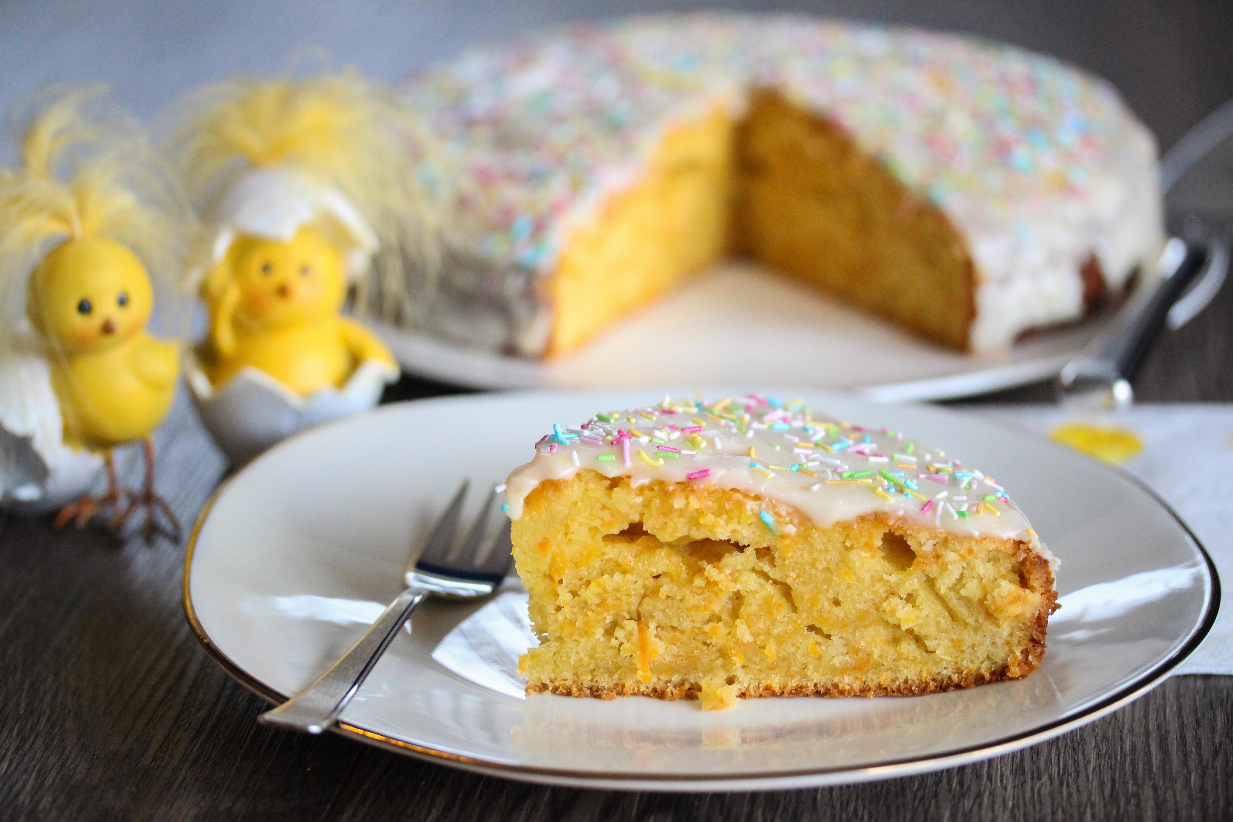 Ta kaken ut av formen og flytt den forsiktig over på et fat. Rør sammen appelsinjuice og melis til en passe tykk glasur og fordel på toppen av kaken. Dryss over kakestrøssel til pynt.