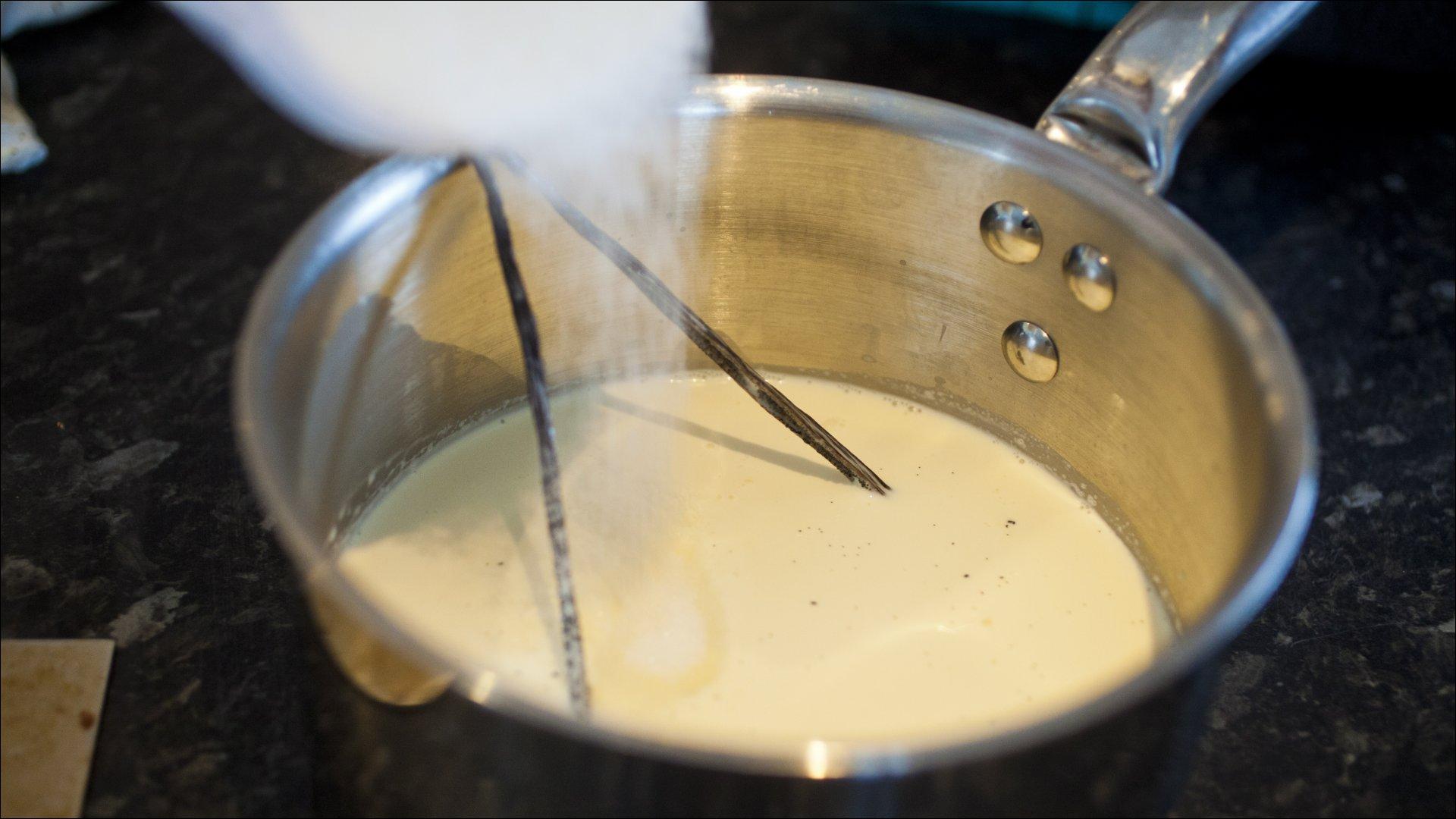 Bland melk, fløte og halvparten av sukkeret i en kasserolle. Splitt vaniljestangen på langs og skarp ut frøene. Ha det
over i fløtemelken og kok opp blandingen stille og rolig. Visp sammen eggeplommer og resten av sukkeret i en bolle. Visp til sukkeret er oppløst.