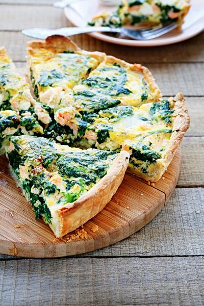 Quiche med laks og spinat