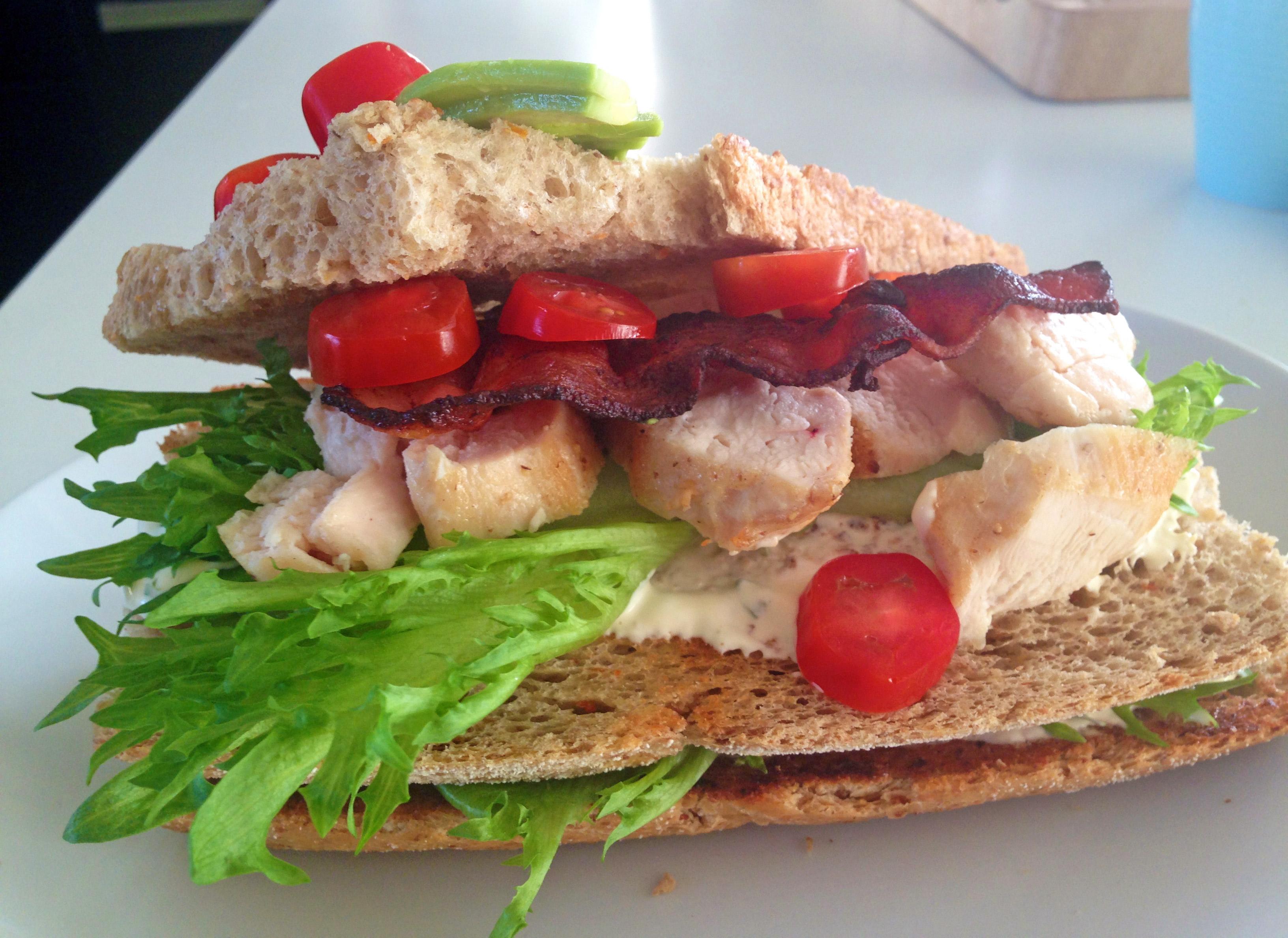 Server eventuelt med noen skiver avokado på toppen. Et lurt tips er å dele sandwichen i to eller fire, slik at det er enklere å spise den. Nyt!