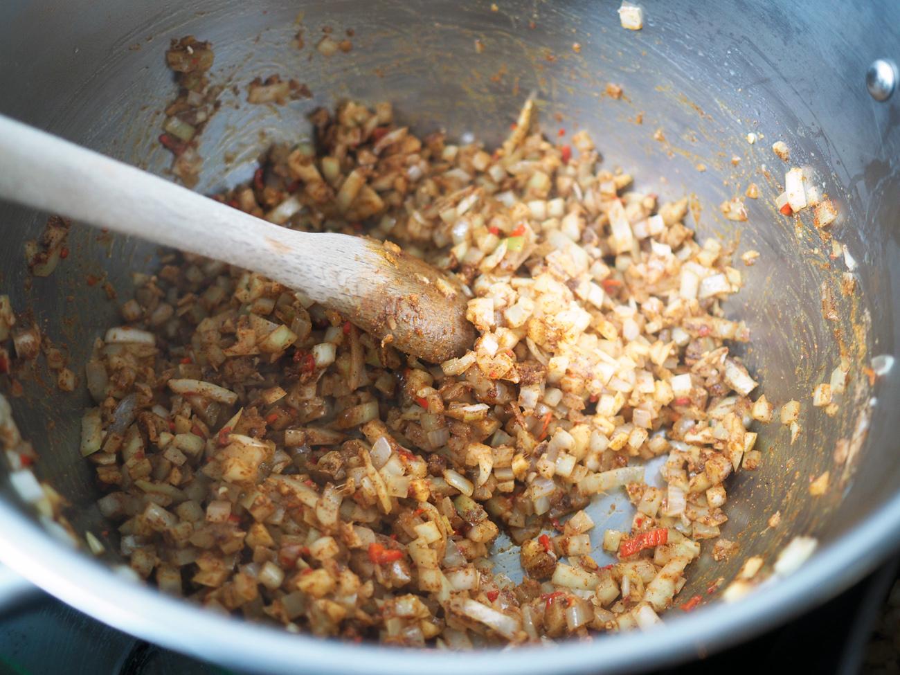 Finhakk løk, hvitløk, chili og ingefær. Varm olje i en passe stor gryte og surr i et par minutter. Tilsett krydderet og rør godt sammen med løkblandingen.