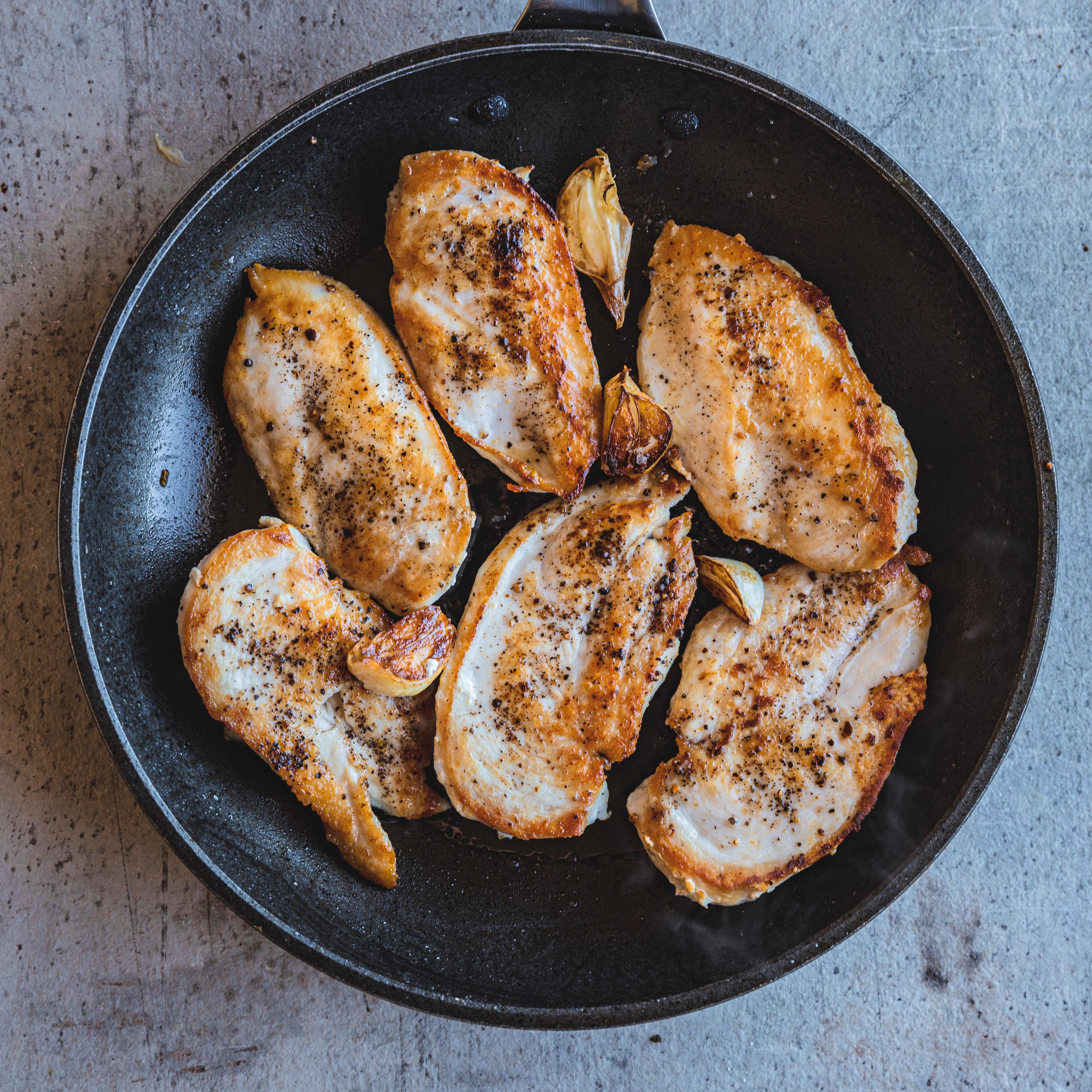 Varm en stor stekepanne, tilsett en skvett olje og stek kyllingen til den er gyllen på begge sider (3-4 minutter på hver side). 