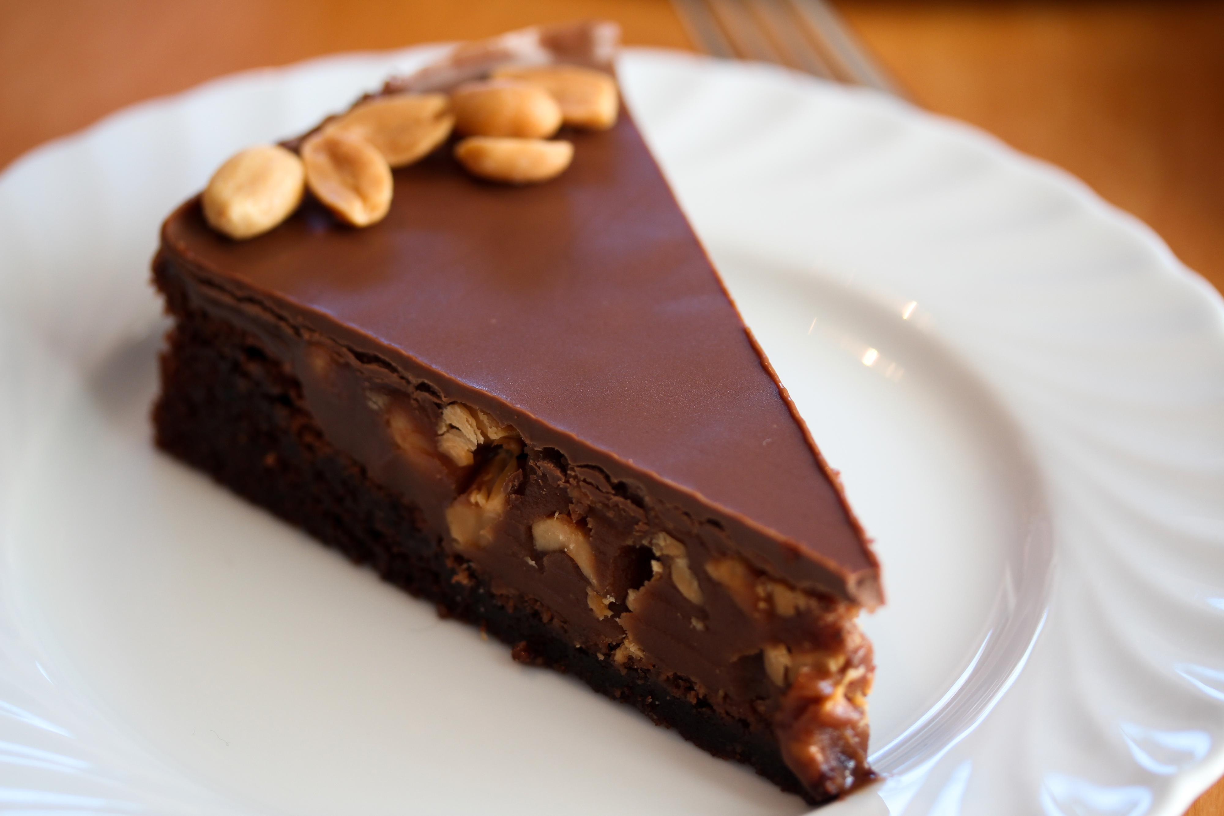 Først når også sjokoladeglasuren har stivnet, er kaken klar til å tas ut av formen. Dra av bakepapiret fra undersiden og sett kaken på et passende fat. Bruk en kniv dyppet i varmt vann til å skjære kaken i pene kakestykker.