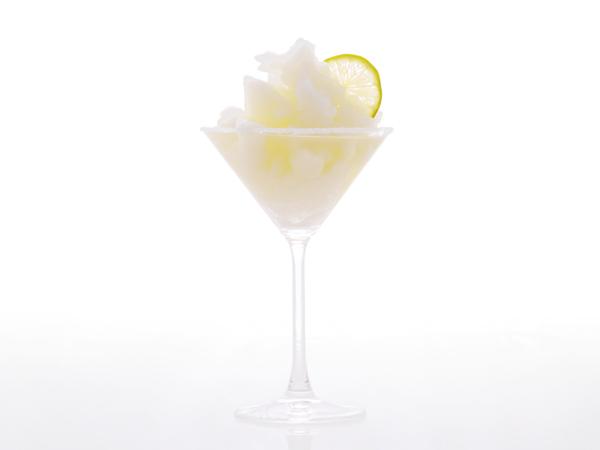 Frozen margarita med lime i cocktailglass