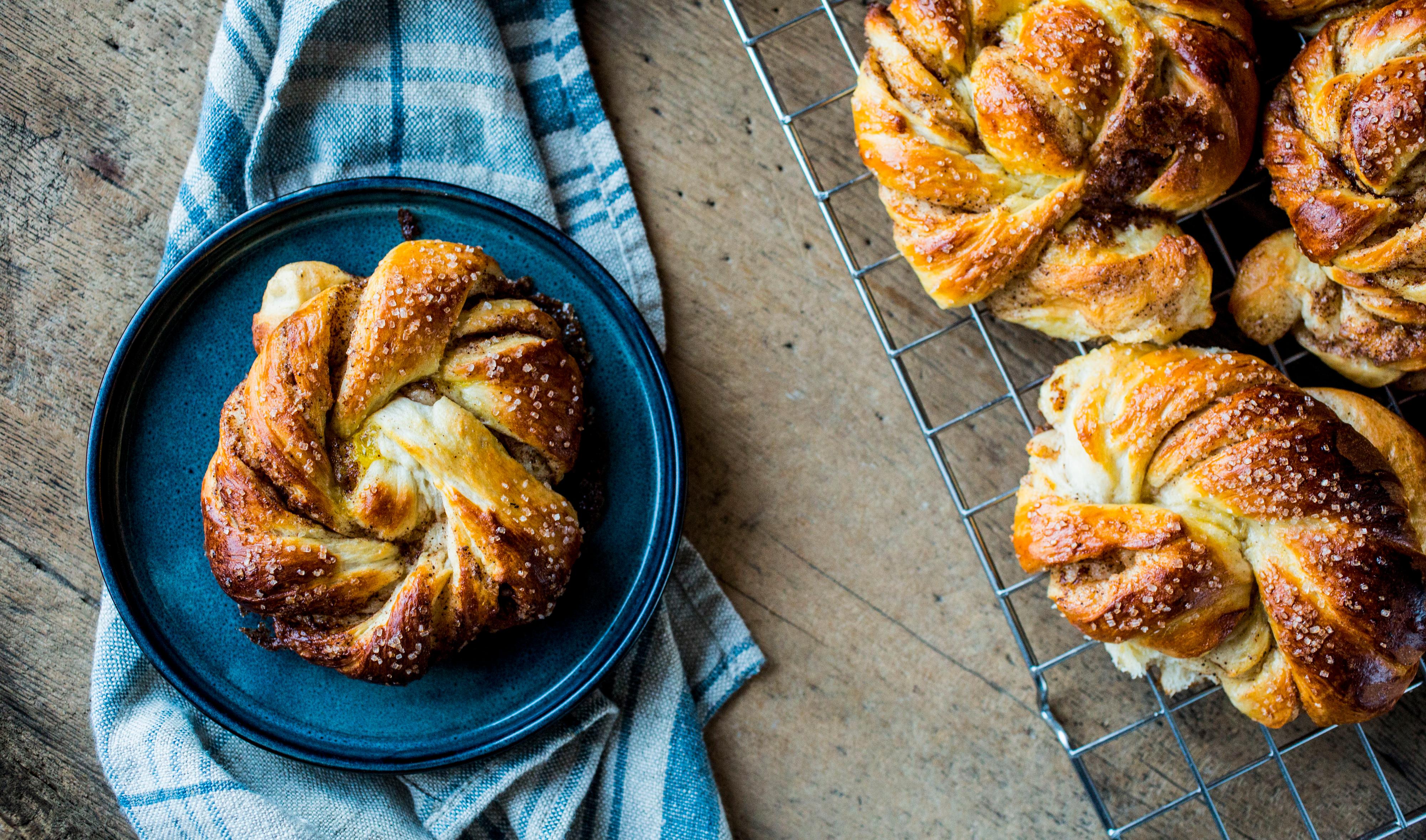 kanelknute på blå tellerken og kanelknuter på rist