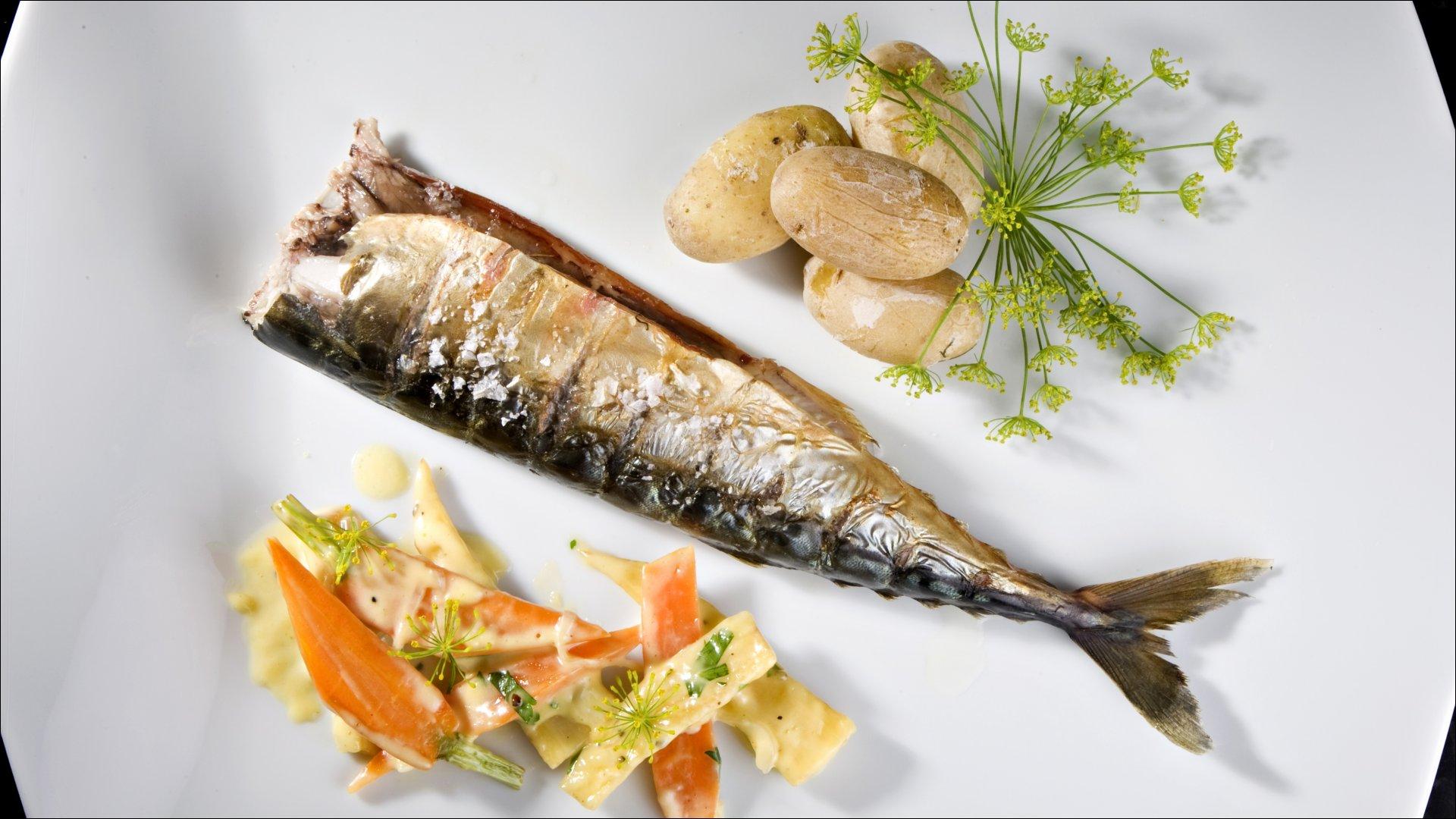 Varmrøkt makrell med kremete rotgrønnsaker