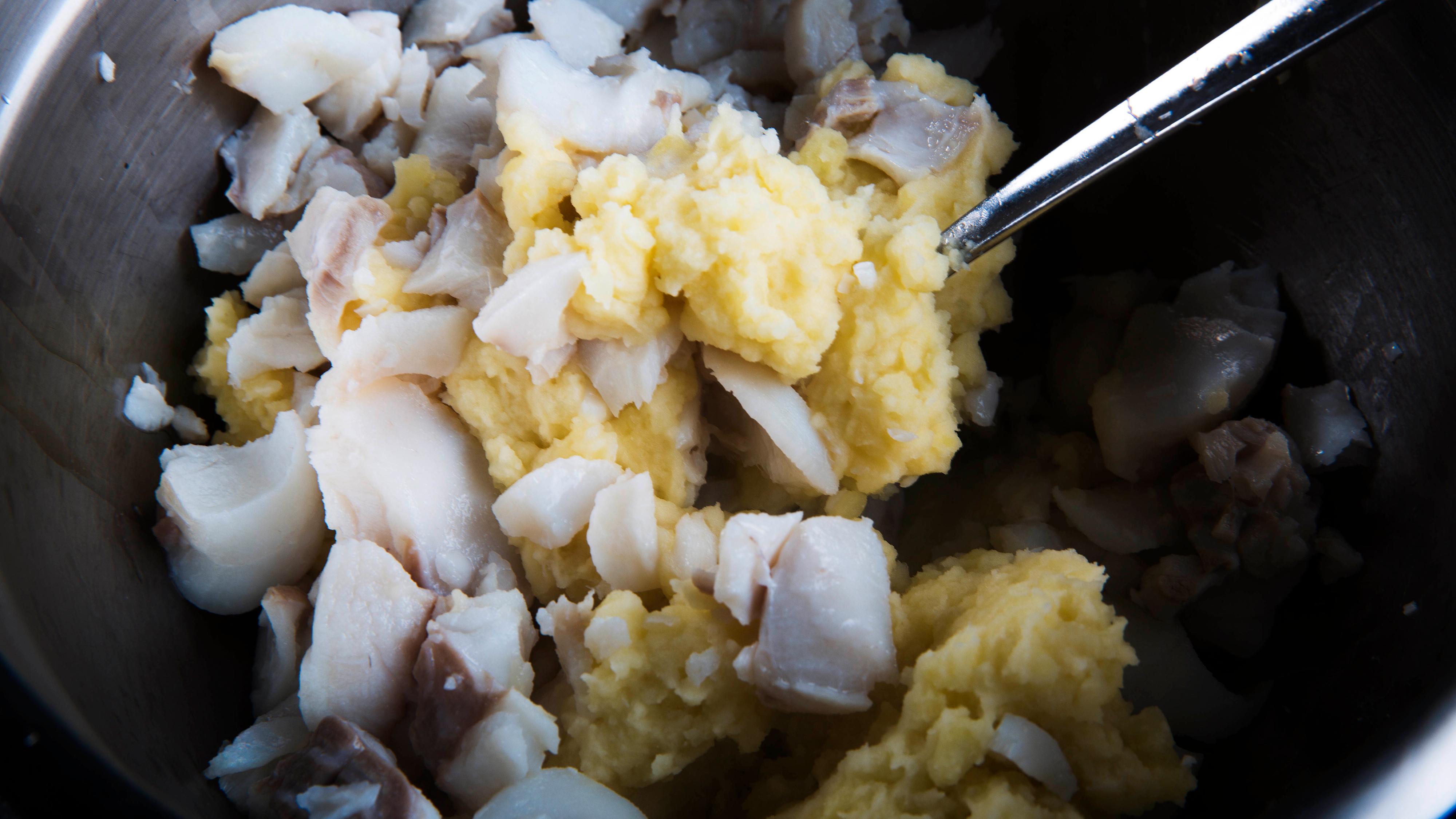 Skrell potetene og kok disse møre i lettsaltet vann. Mos potetene lett sammen med smøret. Vend inn fiskekjøttet, ha i finhakket bladpersille. Smak til med salt og pepper.