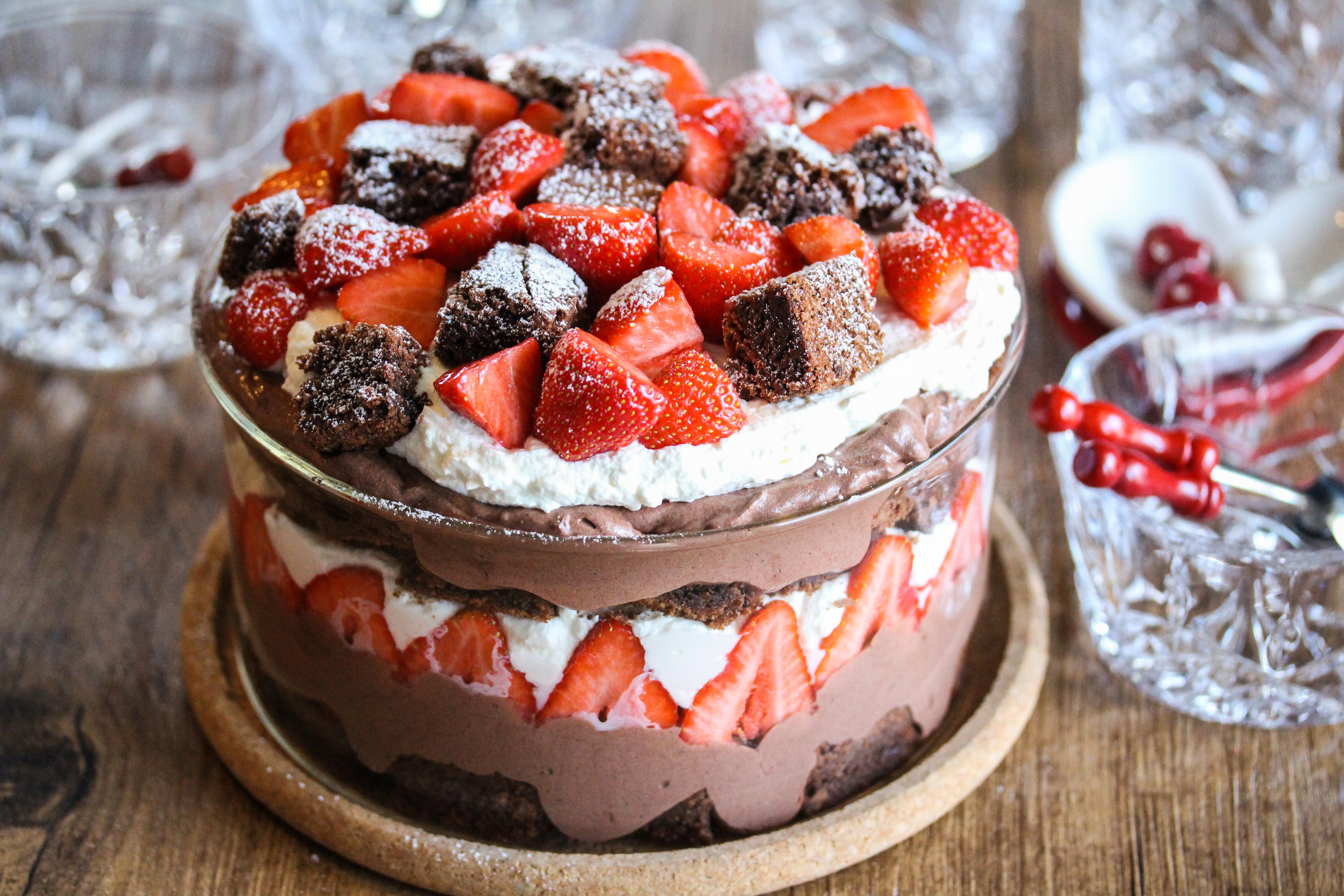 Trifle med brownies, sjokolademousse og jordbær
