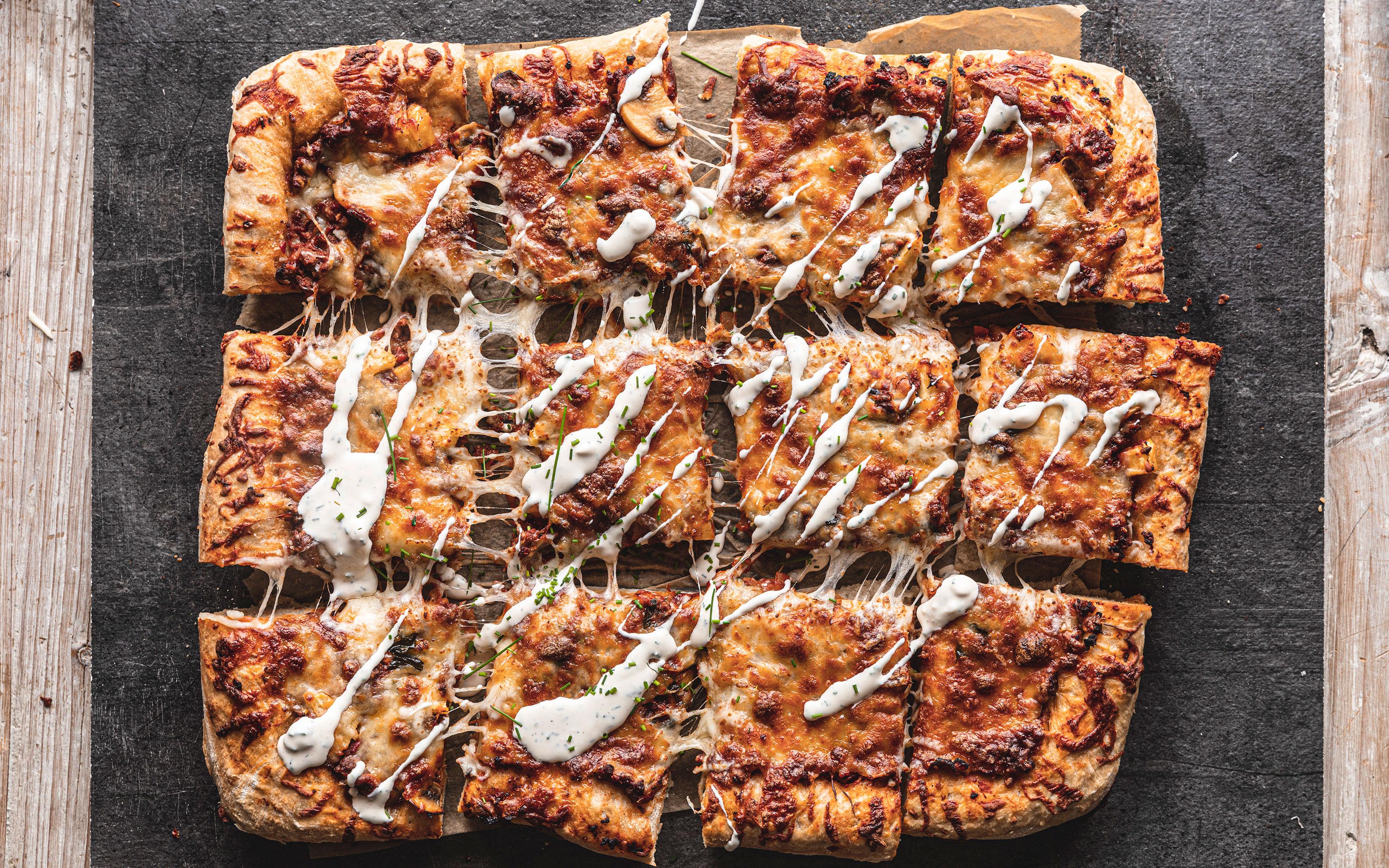 Langpannepizza med kjøttdeig og rømmedressing