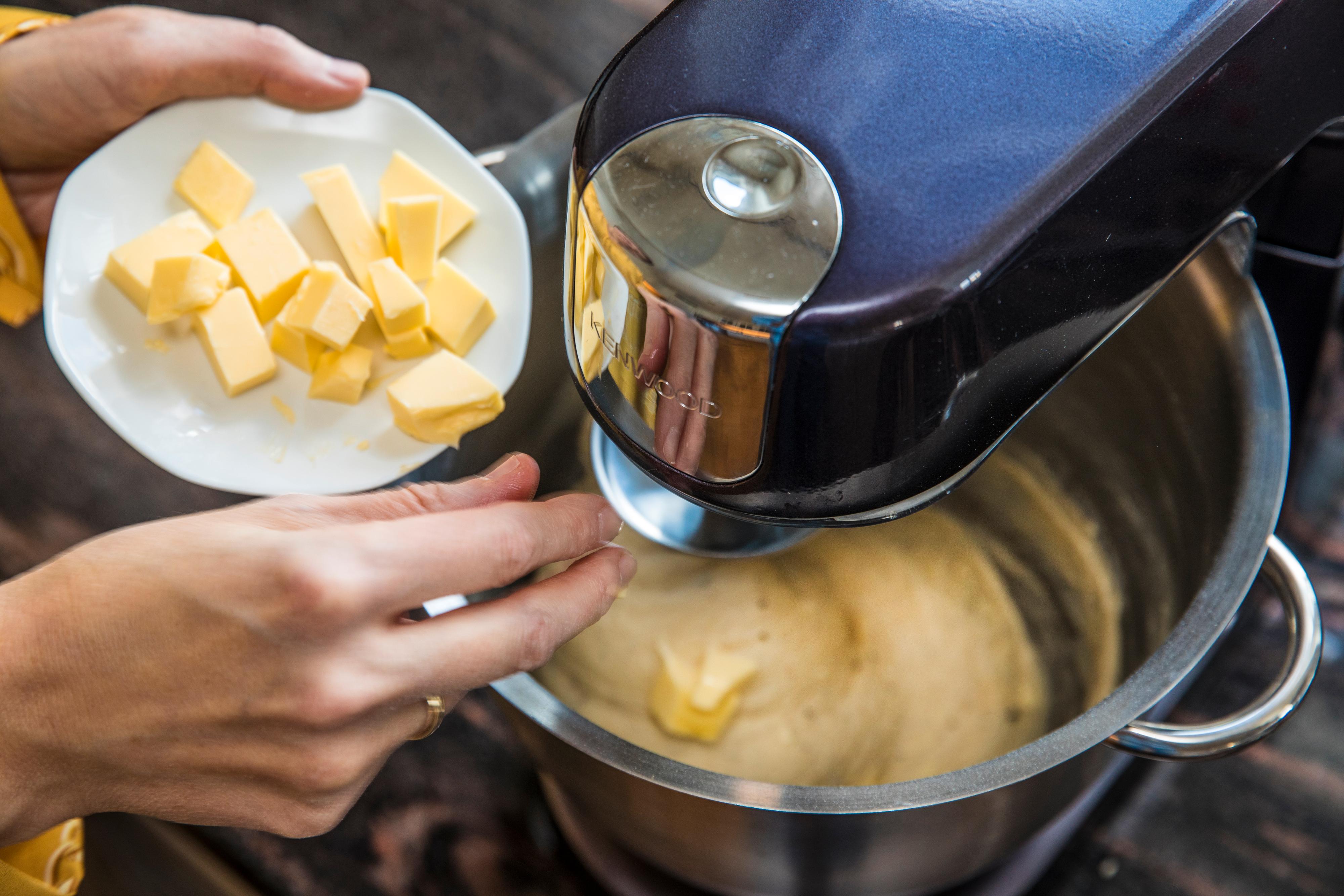 Vei opp smør og kutt i terninger. Tilsett etter 12-15 minutter med elting.