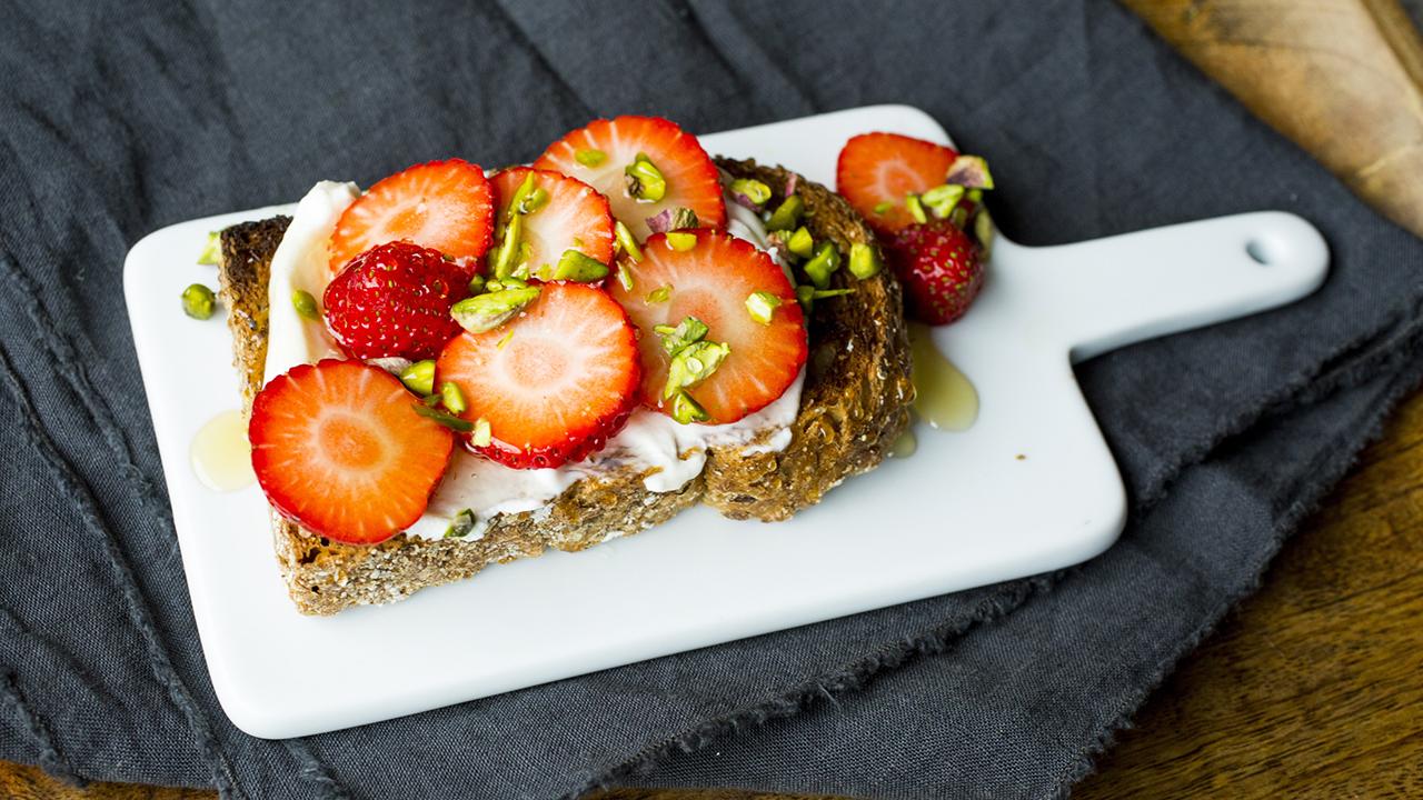 Ristet brød med yoghurt og jordbær
