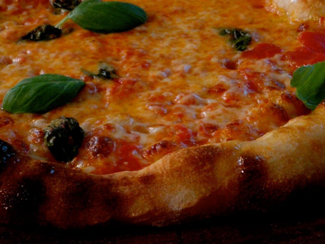 Margherita pizza – Klassisk med tomatsaus og mozzarella-image