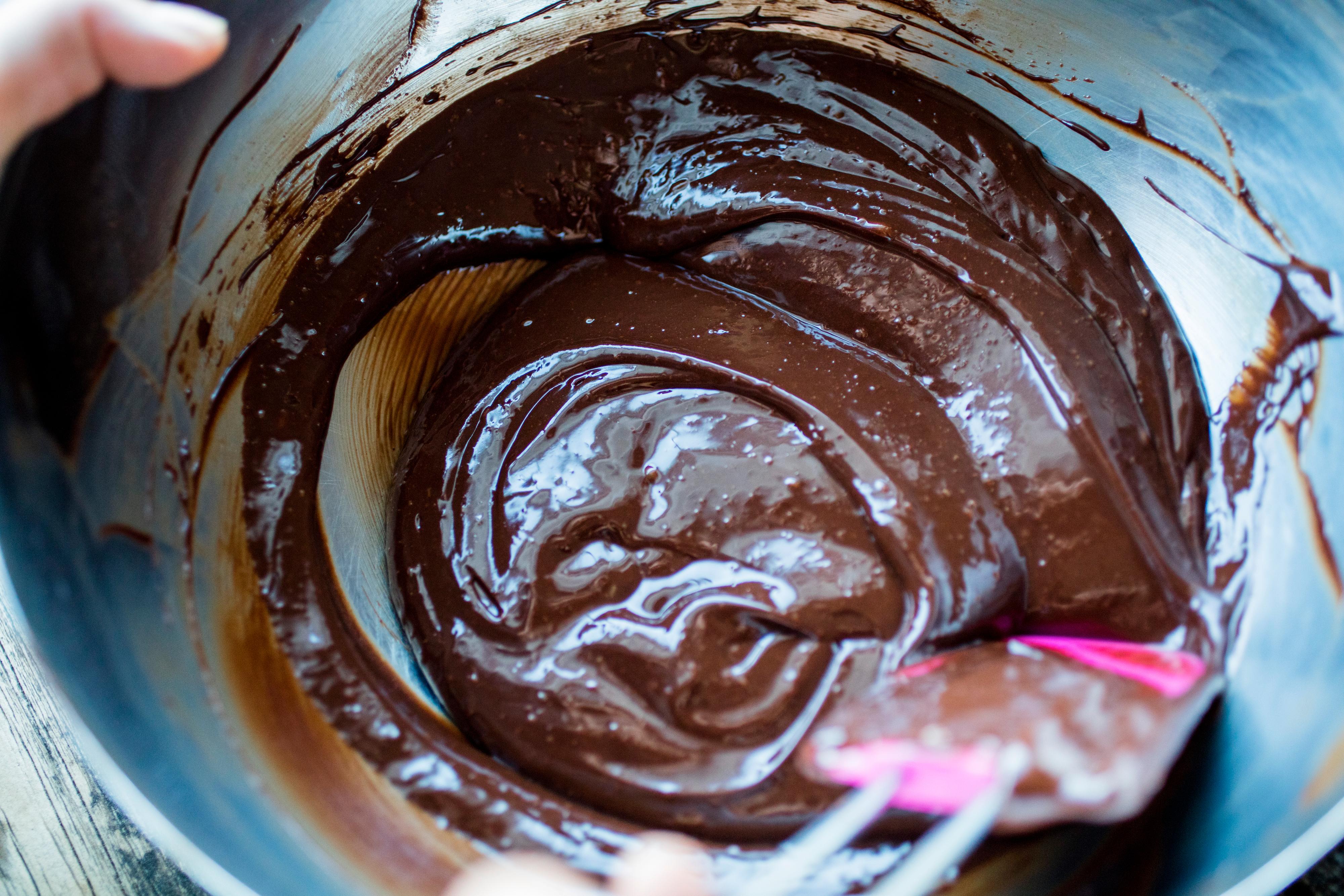 Finhakk sjokoladen og ha den i en bolle. Varm opp fløten i en liten kasserolle. Hell den varme fløten over sjokoladen og la det stå i et par minutter. Rør energisk fra midten med en slikkepott. Sjokoladeblandingen skal bli skinnende blank, tykk og elastisk. 