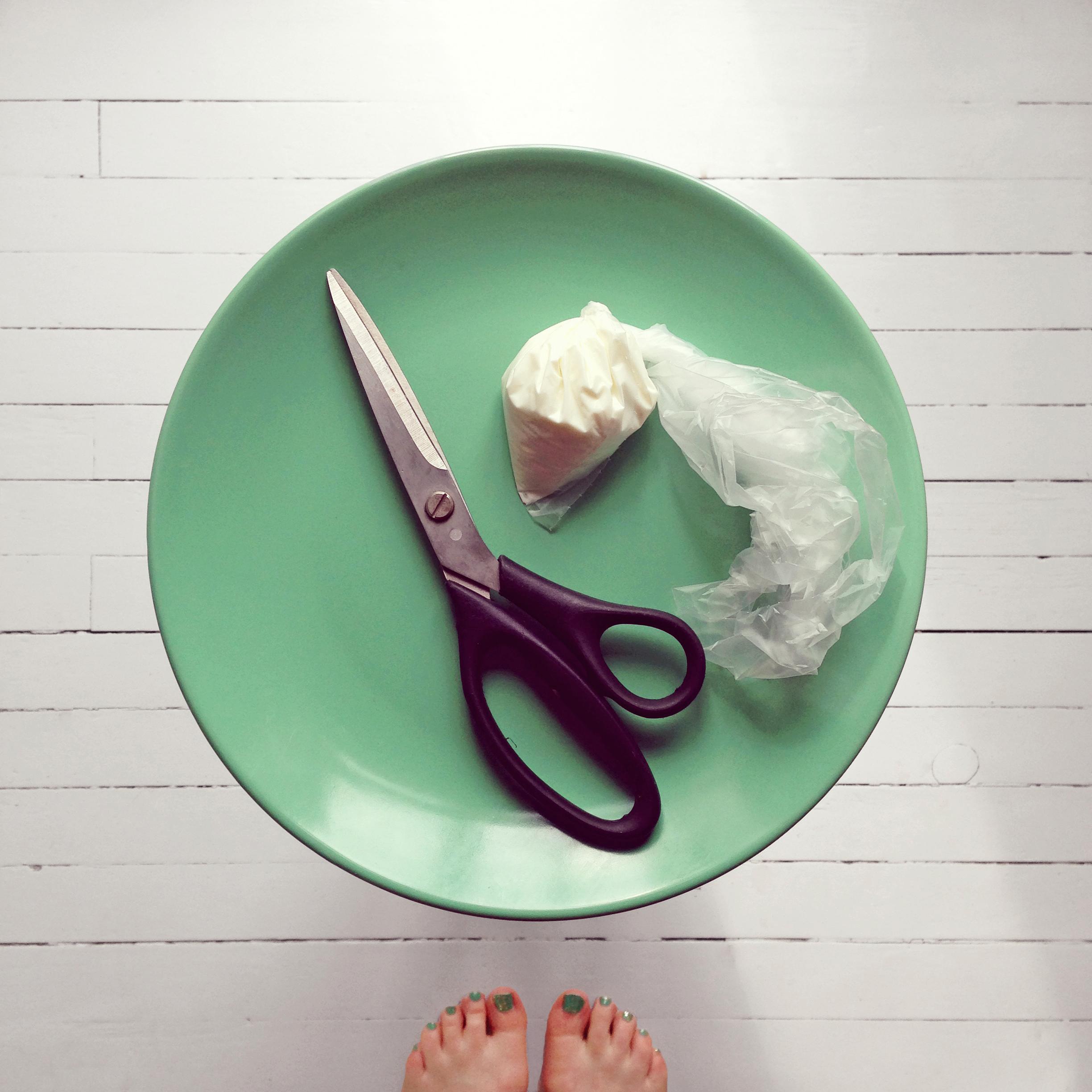 Fyll yoghurtblandingen i en vanlig plastpose og klipp av et lite hull i hjørnet.