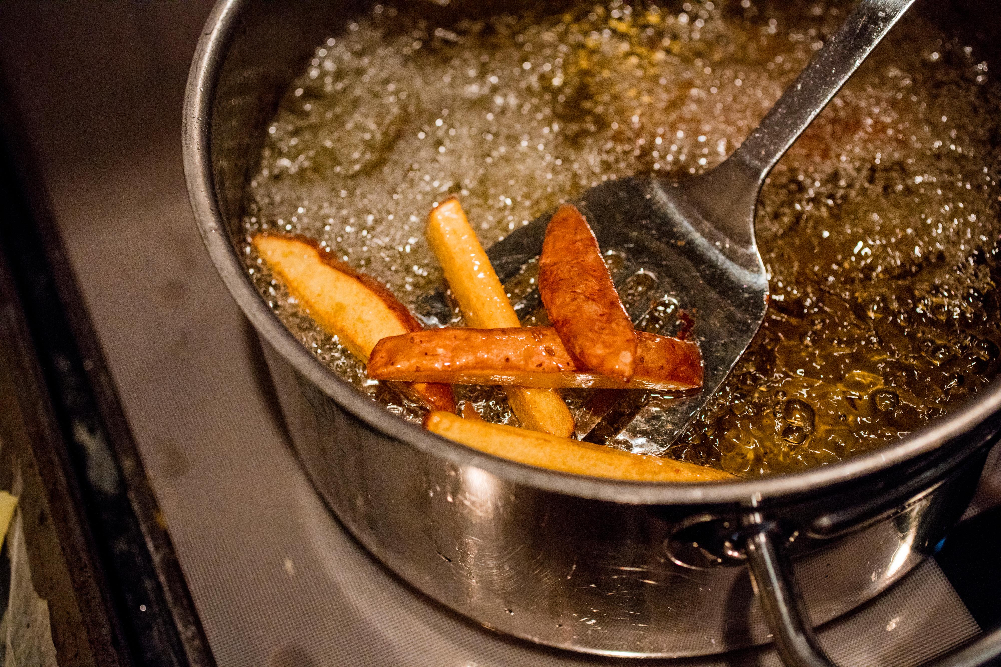 Pommes frites: Skjær potetene i ca. 1 cm tykke staver. Legg alle potetstavene over i en bolle og la de ligge under rennende kaldt vann i 5 minutter. Hell av vannet, fordel potetene utover et kjøkkenklede og klapp dem helt tørre med kjøkkenpapir. Er det vann igjen på potetene vil det sprute veldig under friteringen, og det må vi for all del unngå. Varm oljen til 160 grader i en tykkbunnet kasserolle med høye kanter. Friter potetene knapt møre og la de renne av seg på kjøkkenpapir. Du må nok gjøre det i flere omganger for ikke å avkjøle oljen. Varm oljen opp til 180 grader og friter potetene gylne og sprø rett før servering. La de få renne av seg på kjøkkenpapir og dryss over salt med det samme. Serveres nystekte og gjerne toppet med noen dråper trøffel olje, revet parmesan og hakket persille.