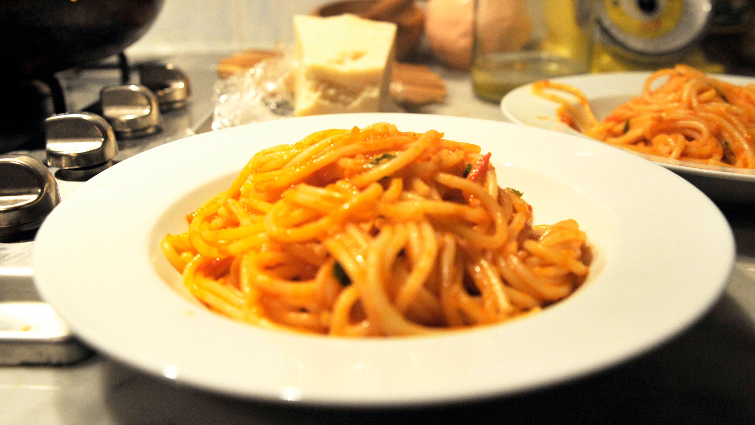 Spagetti med tomat og basilikum