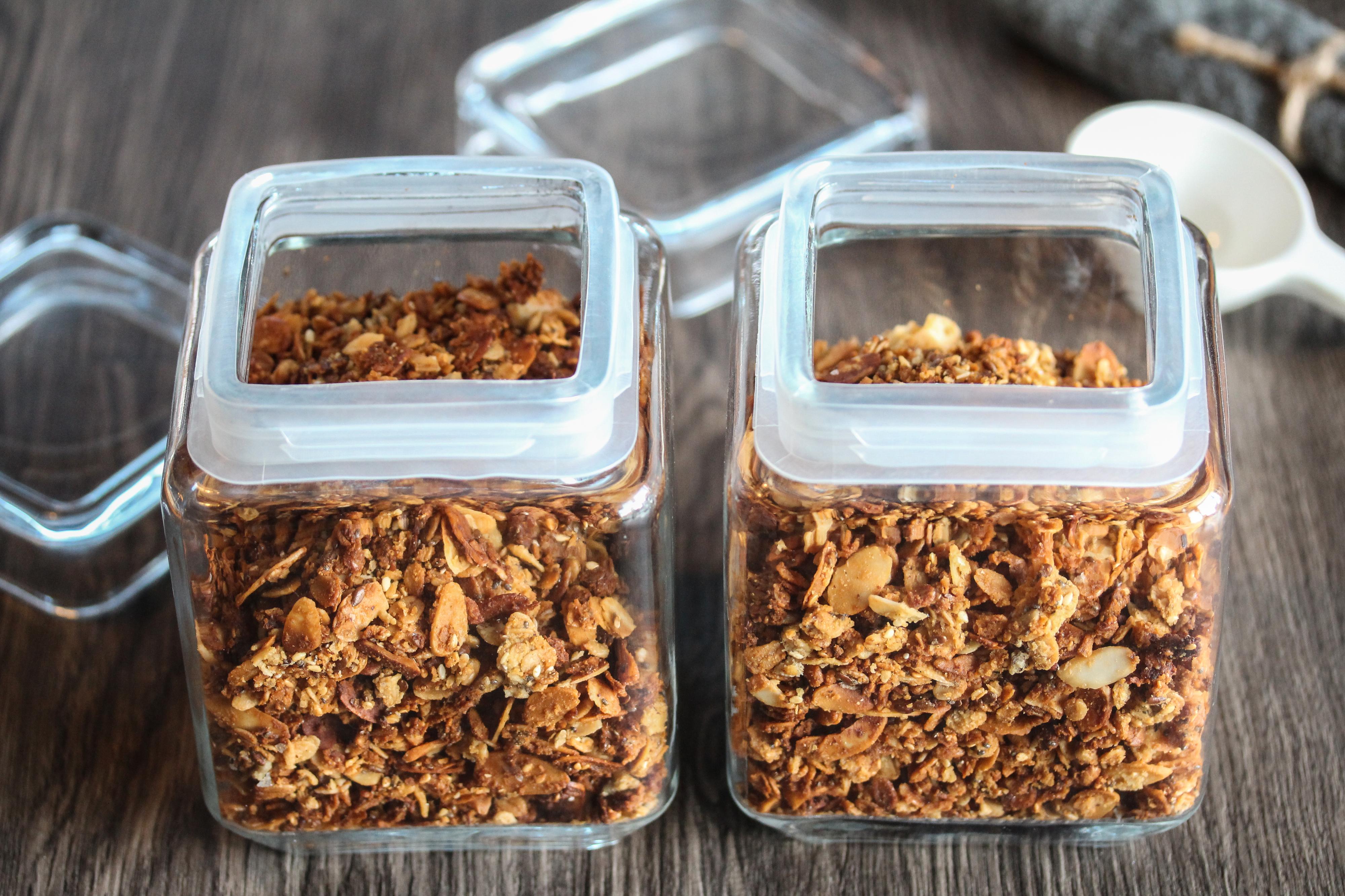 to glasskrukker med salt karamell-granola