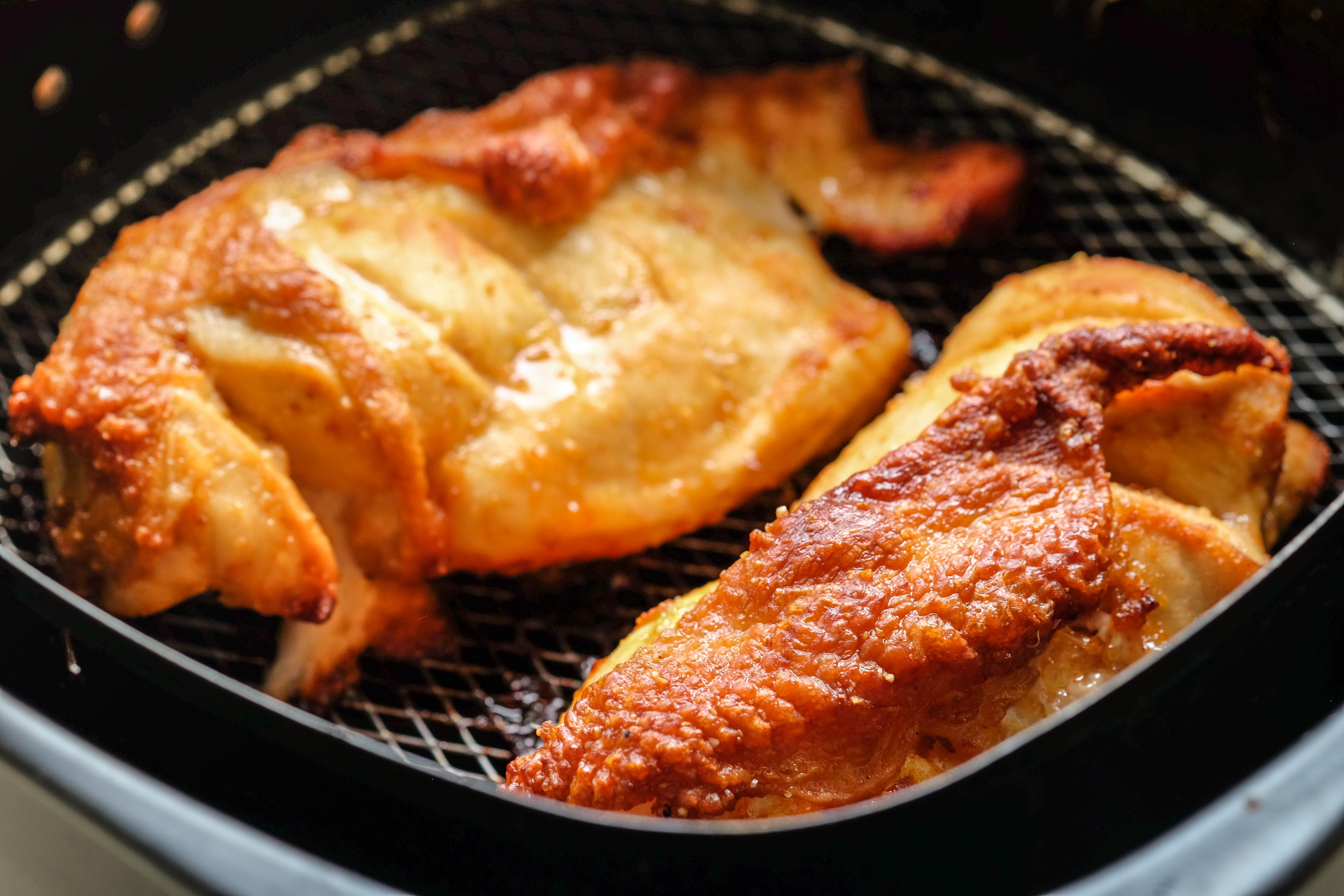 Stekt kylling med sprøtt skinn i en airfryer.